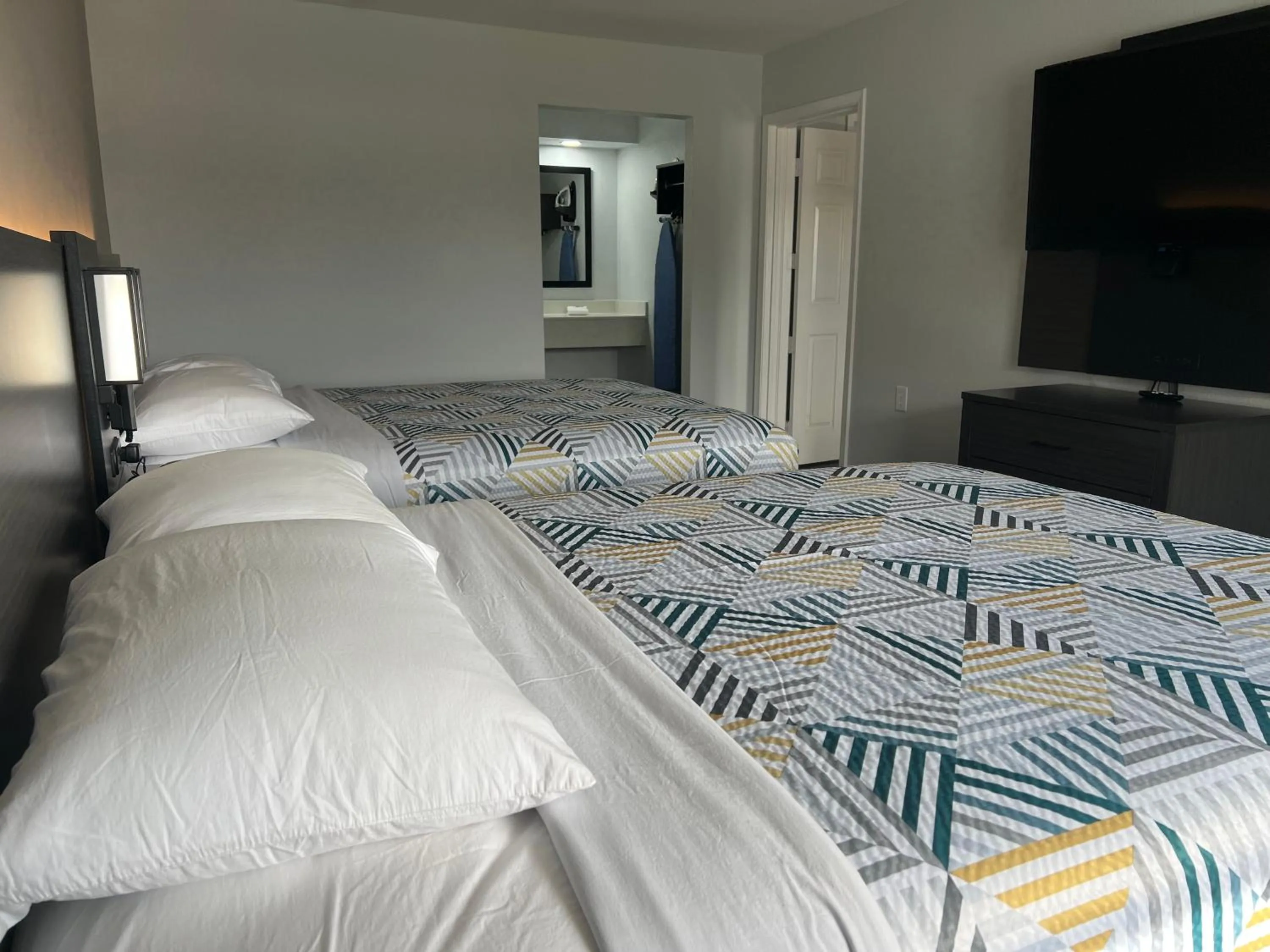 Bedroom, Bed in Studio 6 Tulsa OK Central