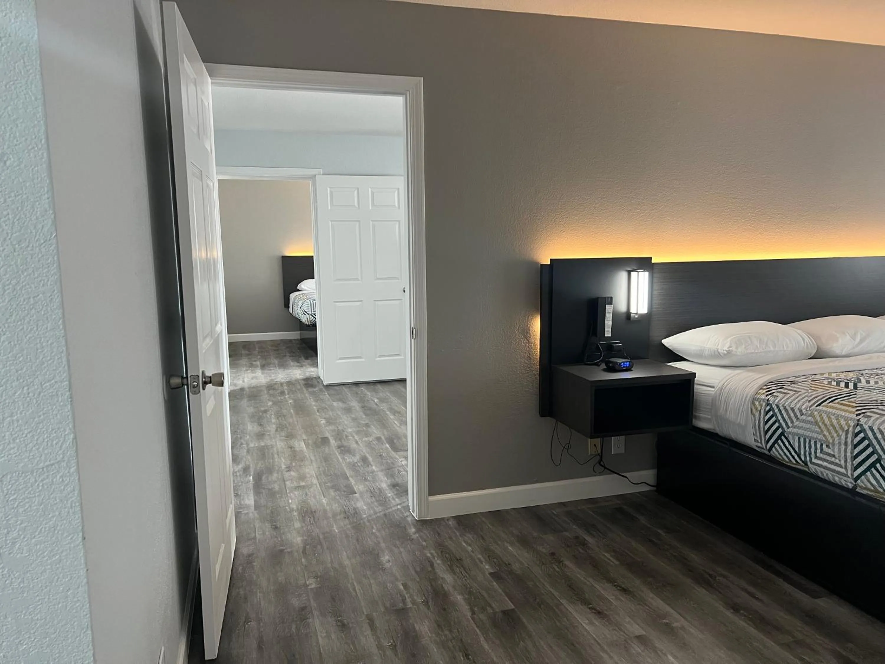 Photo of the whole room, Bed in Studio 6 Tulsa OK Central