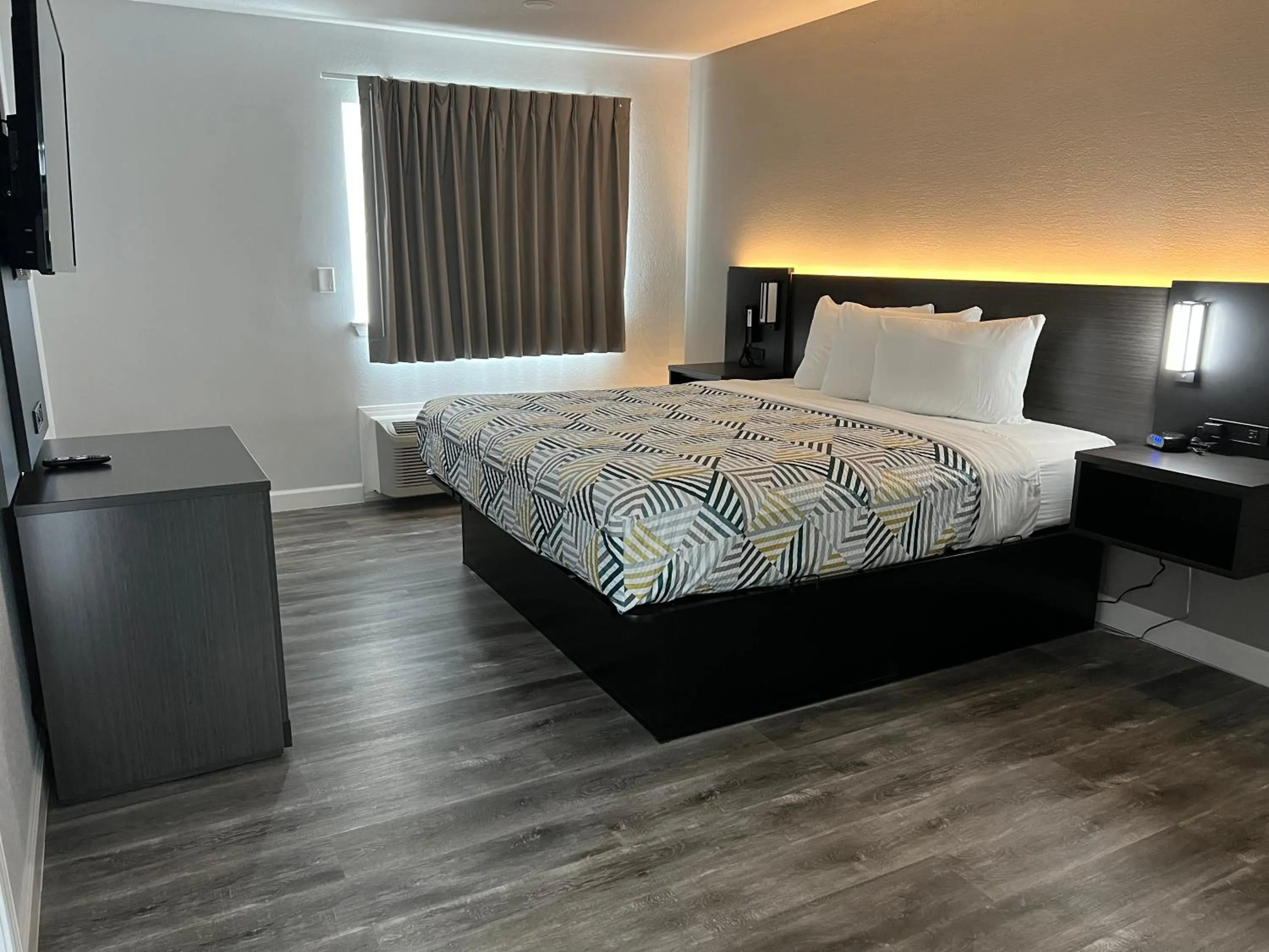 Bedroom, Bed in Studio 6 Tulsa OK Central