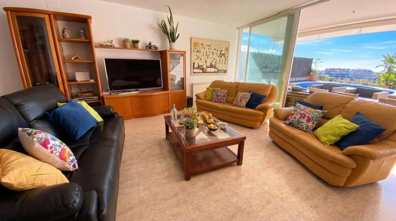 Villa Med A 2 kilometros andando de la playa, del puerto de Aguadoç y a 4 del centro de Sitges Muy Soleada todo el dia Capacidad superior a 16 personas NO REQUIERE COCHE