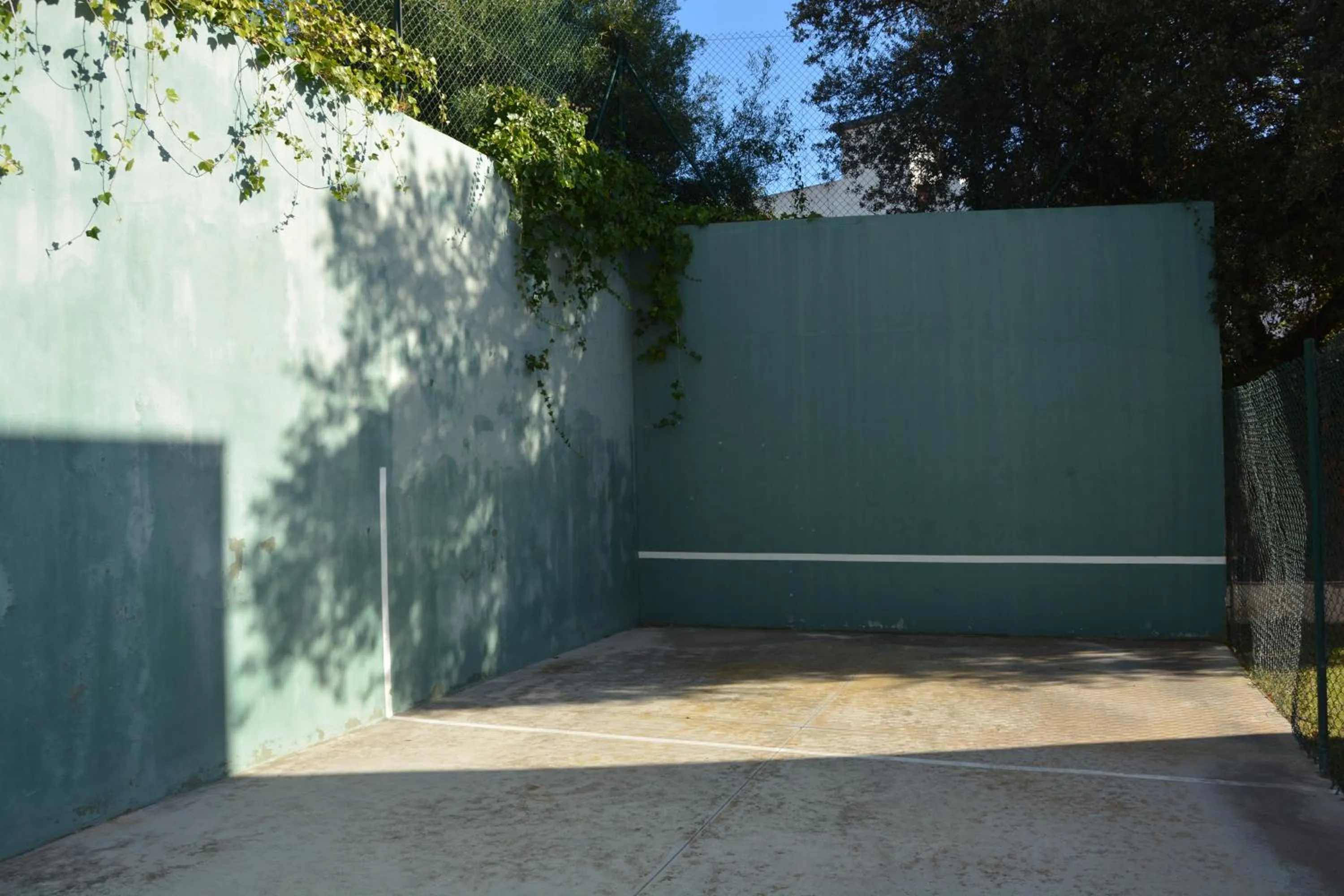 Villa Med A 2 kilometros andando de la playa, del puerto de Aguadoç y a 4 del centro de Sitges Muy Soleada todo el dia Capacidad superior a 16 personas NO REQUIERE COCHE