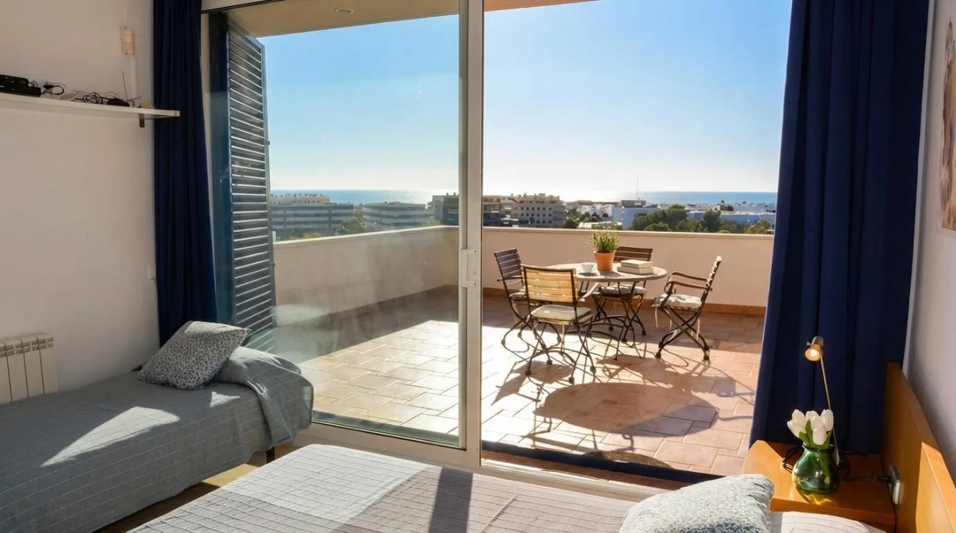 Villa Med A 2 kilometros andando de la playa, del puerto de Aguadoç y a 4 del centro de Sitges Muy Soleada todo el dia Capacidad superior a 16 personas NO REQUIERE COCHE