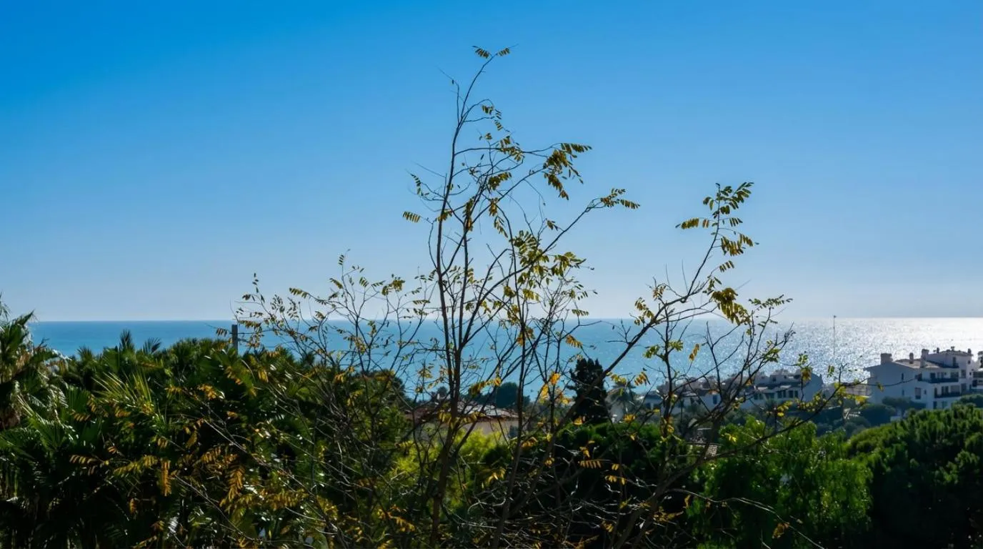 Villa Med A 2 kilometros andando de la playa, del puerto de Aguadoç y a 4 del centro de Sitges Muy Soleada todo el dia Capacidad superior a 16 personas NO REQUIERE COCHE