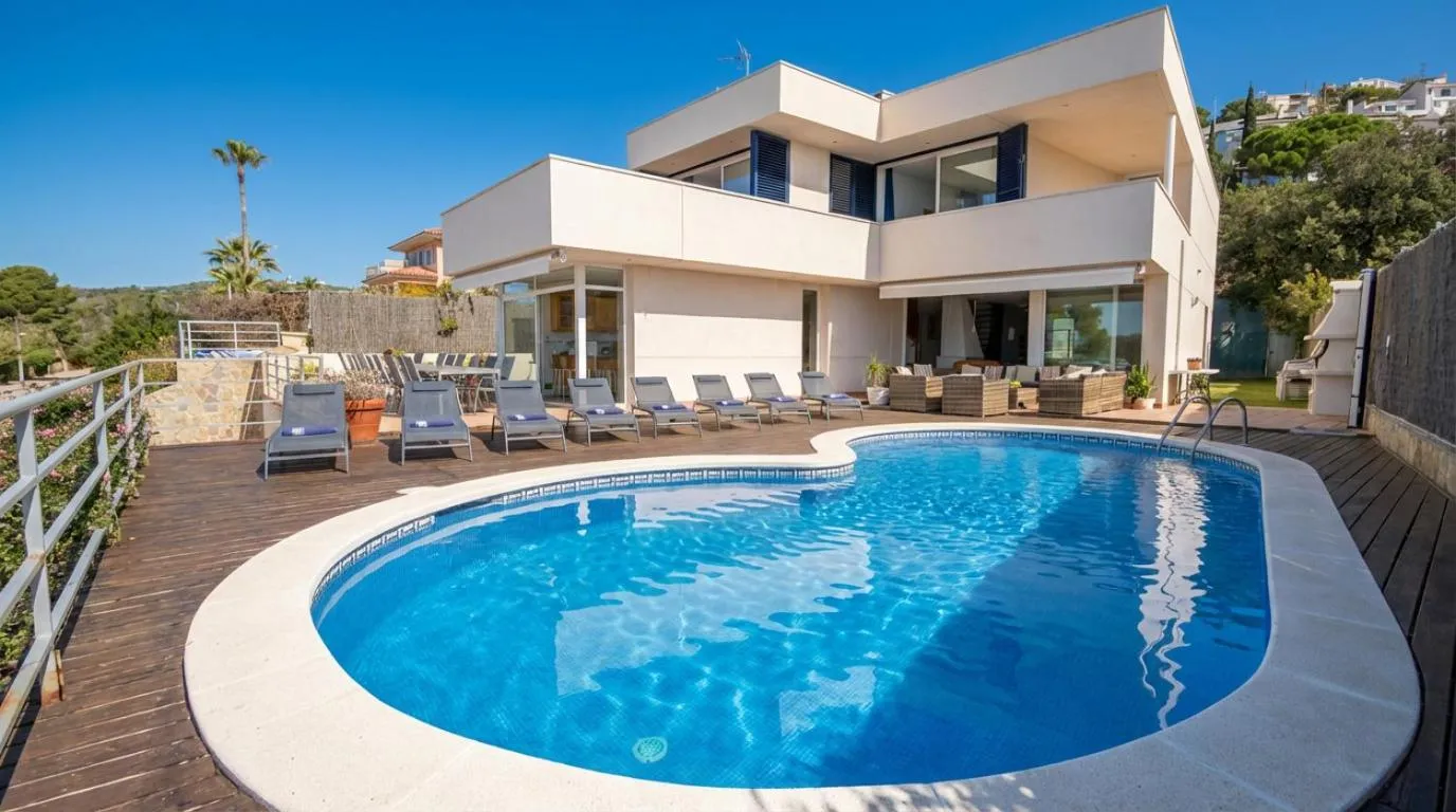 Villa Med A 2 kilometros andando de la playa, del puerto de Aguadoç y a 4 del centro de Sitges Muy Soleada todo el dia Capacidad superior a 16 personas NO REQUIERE COCHE