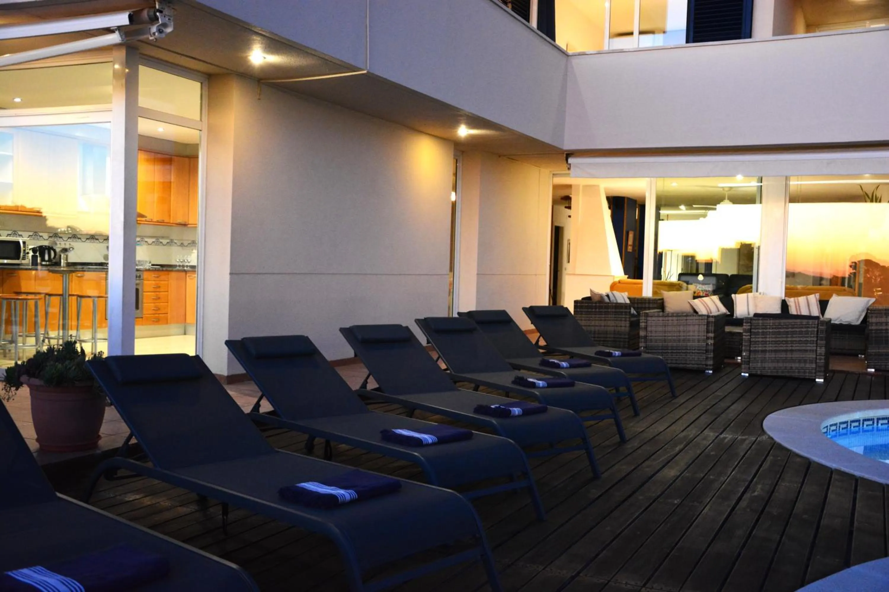 Villa Med A 2 kilometros andando de la playa, del puerto de Aguadoç y a 4 del centro de Sitges Muy Soleada todo el dia Capacidad superior a 16 personas NO REQUIERE COCHE