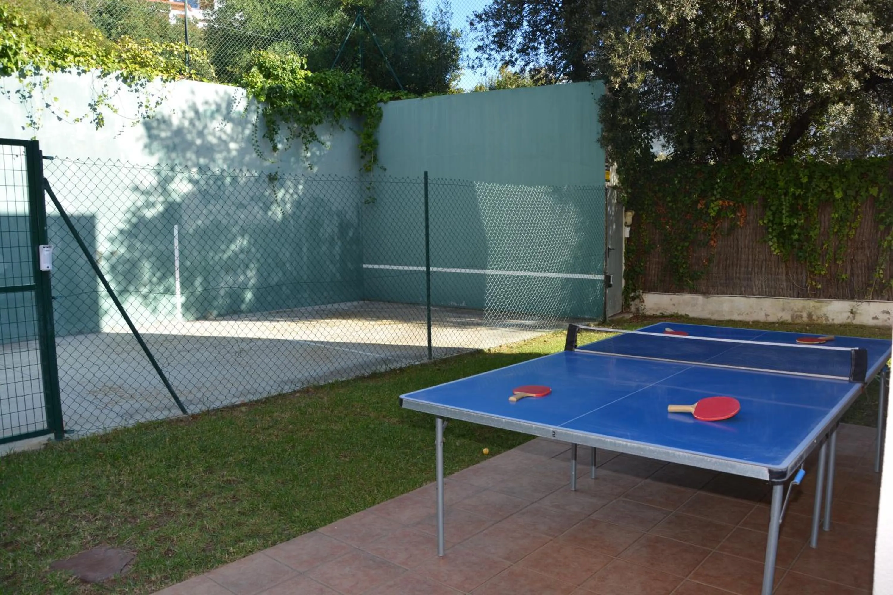 Villa Med A 2 kilometros andando de la playa, del puerto de Aguadoç y a 4 del centro de Sitges Muy Soleada todo el dia Capacidad superior a 16 personas NO REQUIERE COCHE