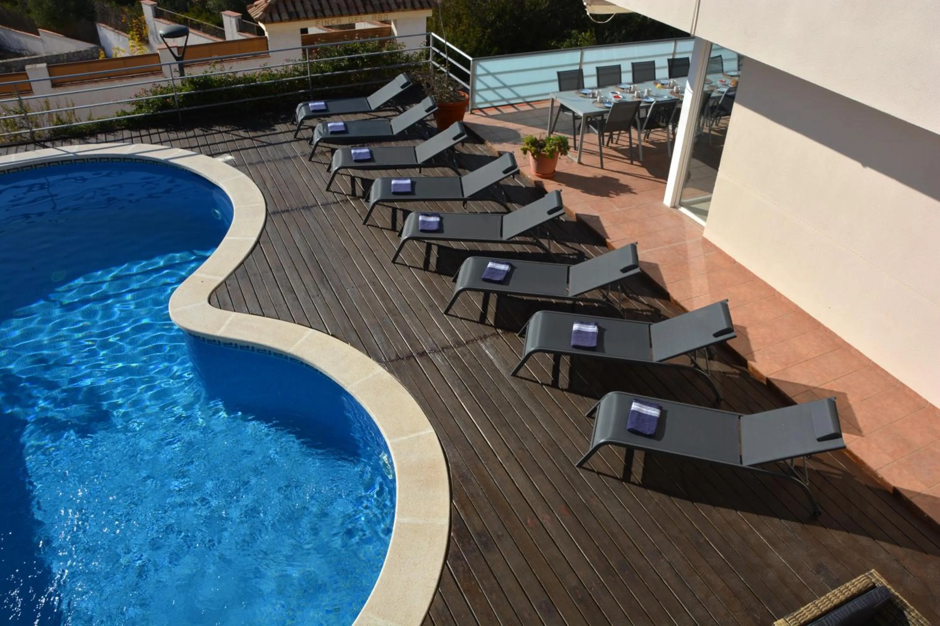 Villa Med A 2 kilometros andando de la playa, del puerto de Aguadoç y a 4 del centro de Sitges Muy Soleada todo el dia Capacidad superior a 16 personas NO REQUIERE COCHE