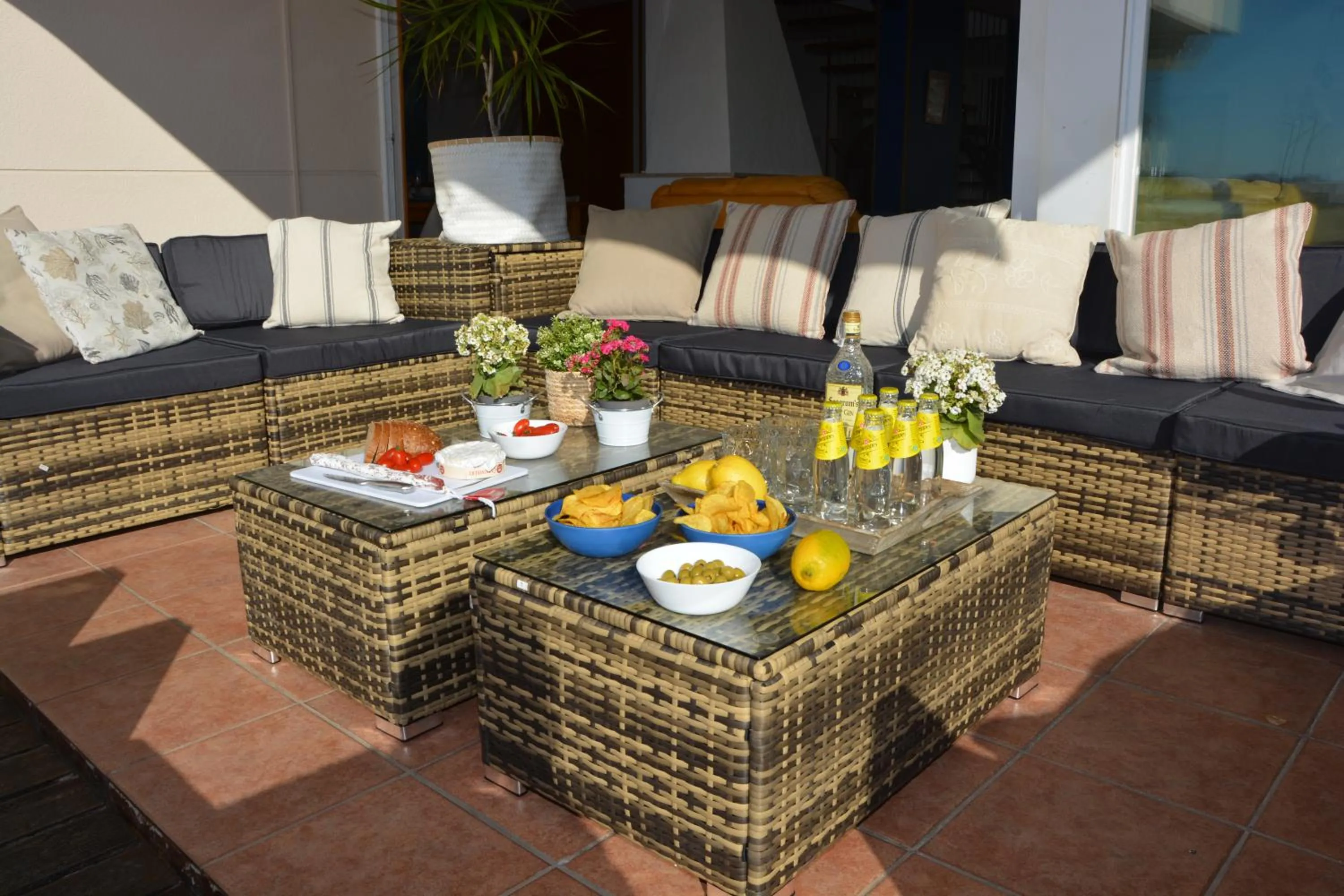 Villa Med A 2 kilometros andando de la playa, del puerto de Aguadoç y a 4 del centro de Sitges Muy Soleada todo el dia Capacidad superior a 16 personas NO REQUIERE COCHE