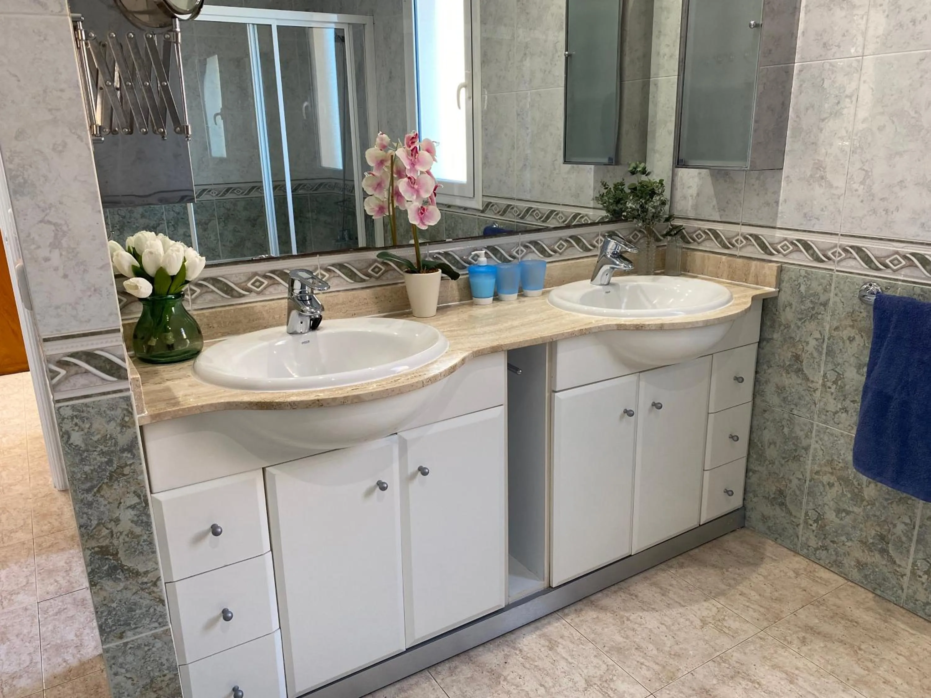 Villa Med A 2 kilometros andando de la playa, del puerto de Aguadoç y a 4 del centro de Sitges Muy Soleada todo el dia Capacidad superior a 16 personas NO REQUIERE COCHE