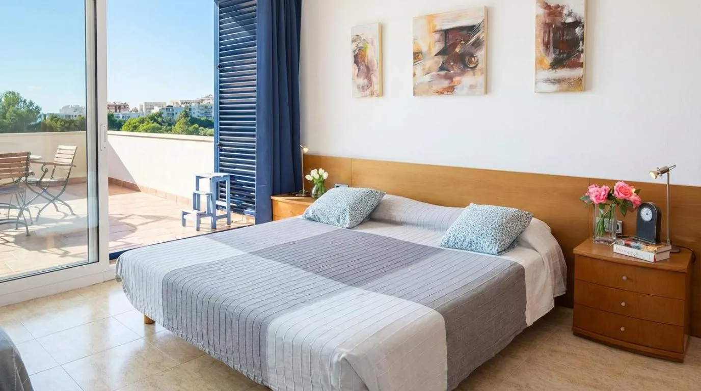 Bed in Villa Med A 2 kilometros andando de la playa, del puerto de Aguadoç y a 4 del centro de Sitges Muy Soleada todo el dia Capacidad superior a 16 personas NO REQUIERE COCHE