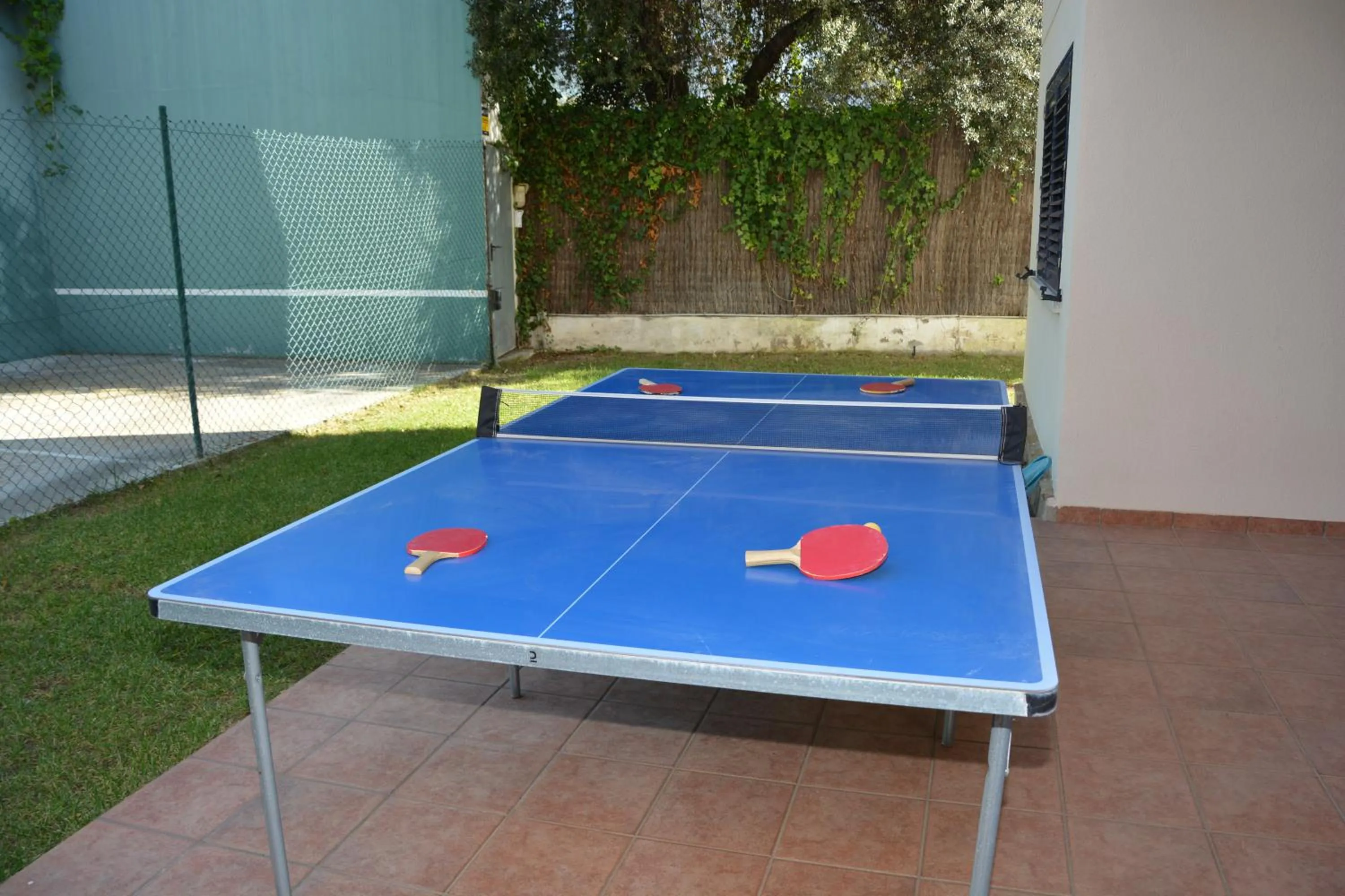 Villa Med A 2 kilometros andando de la playa, del puerto de Aguadoç y a 4 del centro de Sitges Muy Soleada todo el dia Capacidad superior a 16 personas NO REQUIERE COCHE