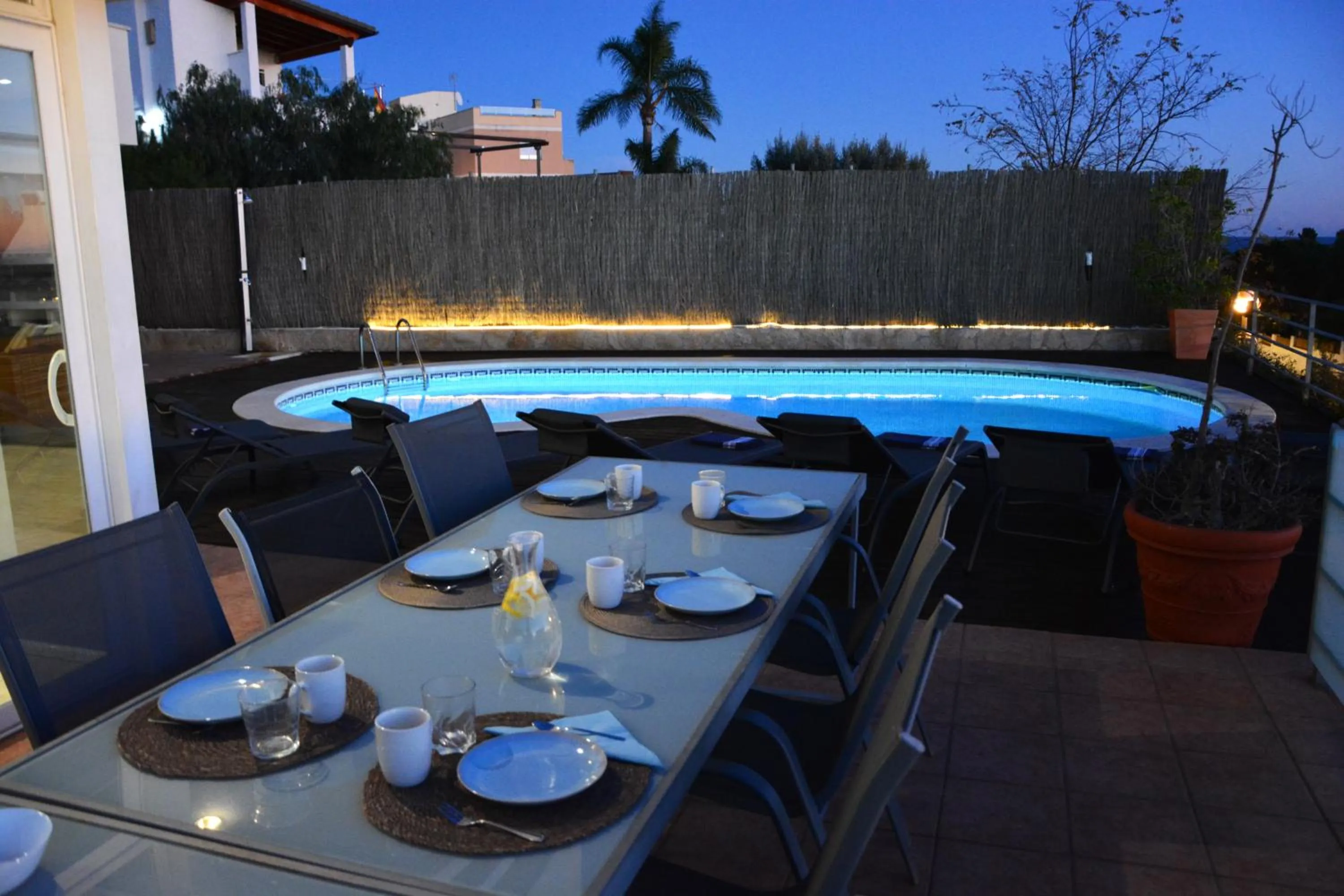 Villa Med A 2 kilometros andando de la playa, del puerto de Aguadoç y a 4 del centro de Sitges Muy Soleada todo el dia Capacidad superior a 16 personas NO REQUIERE COCHE