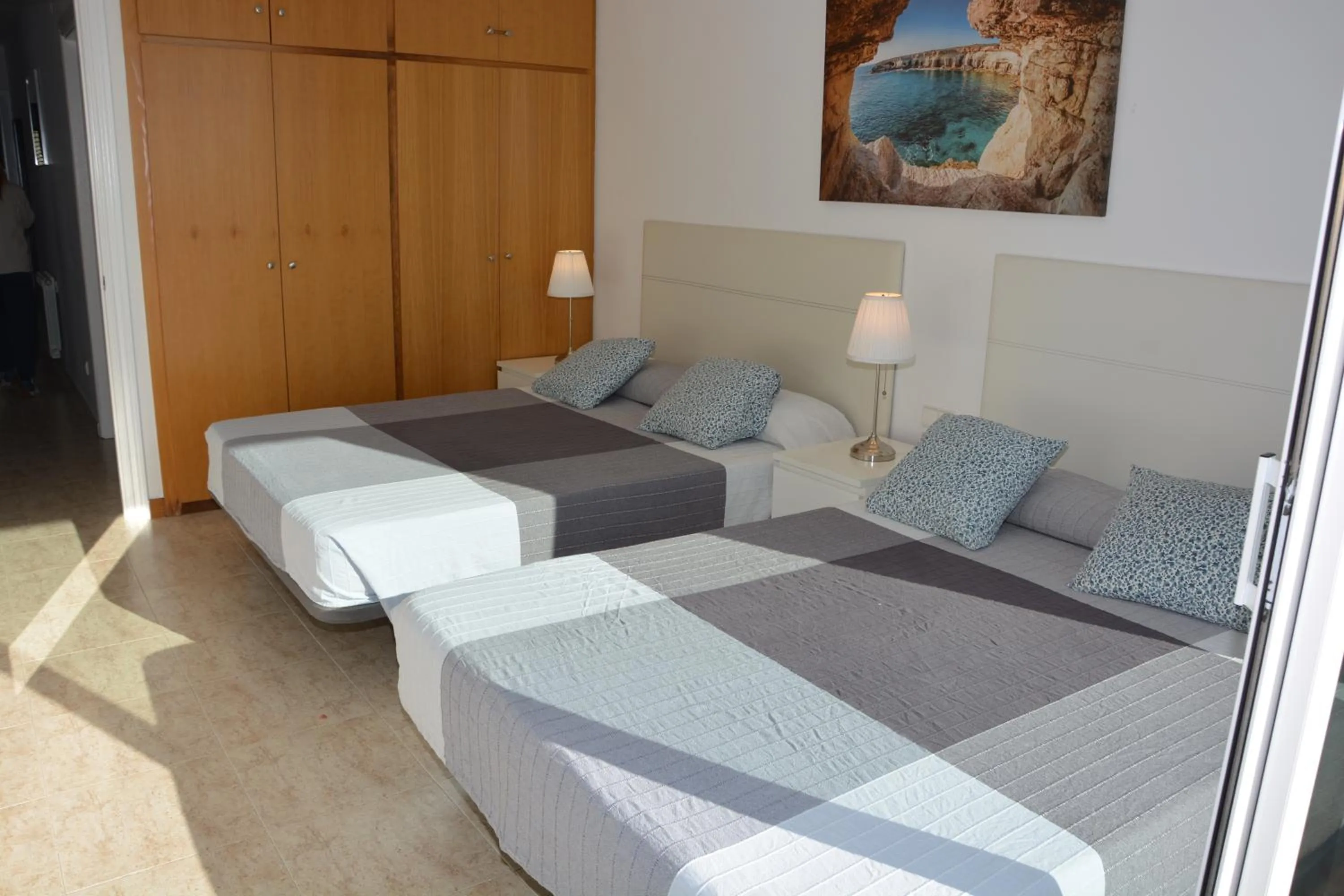 Bed in Villa Med A 2 kilometros andando de la playa, del puerto de Aguadoç y a 4 del centro de Sitges Muy Soleada todo el dia Capacidad superior a 16 personas NO REQUIERE COCHE