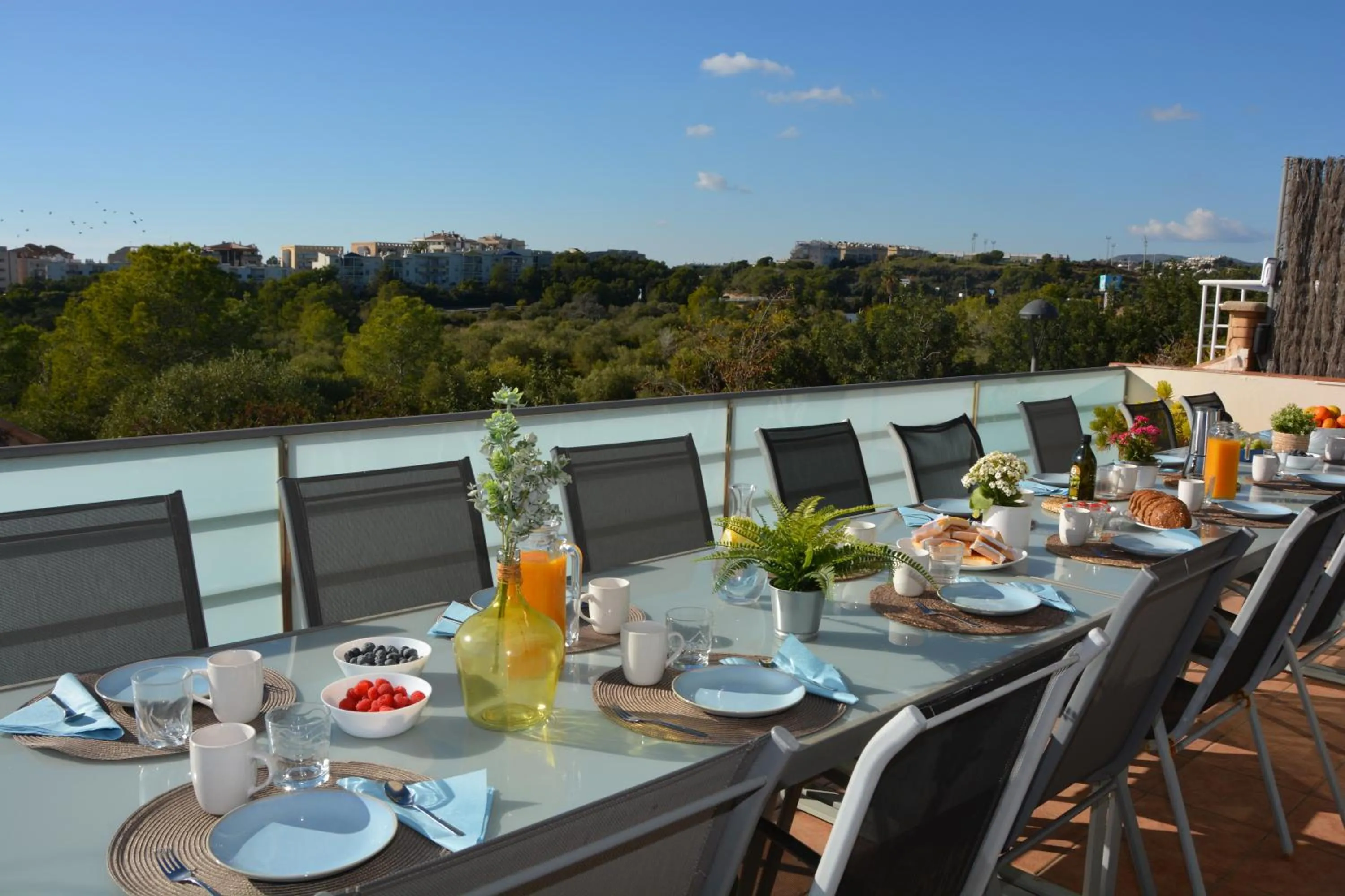 Villa Med A 2 kilometros andando de la playa, del puerto de Aguadoç y a 4 del centro de Sitges Muy Soleada todo el dia Capacidad superior a 16 personas NO REQUIERE COCHE