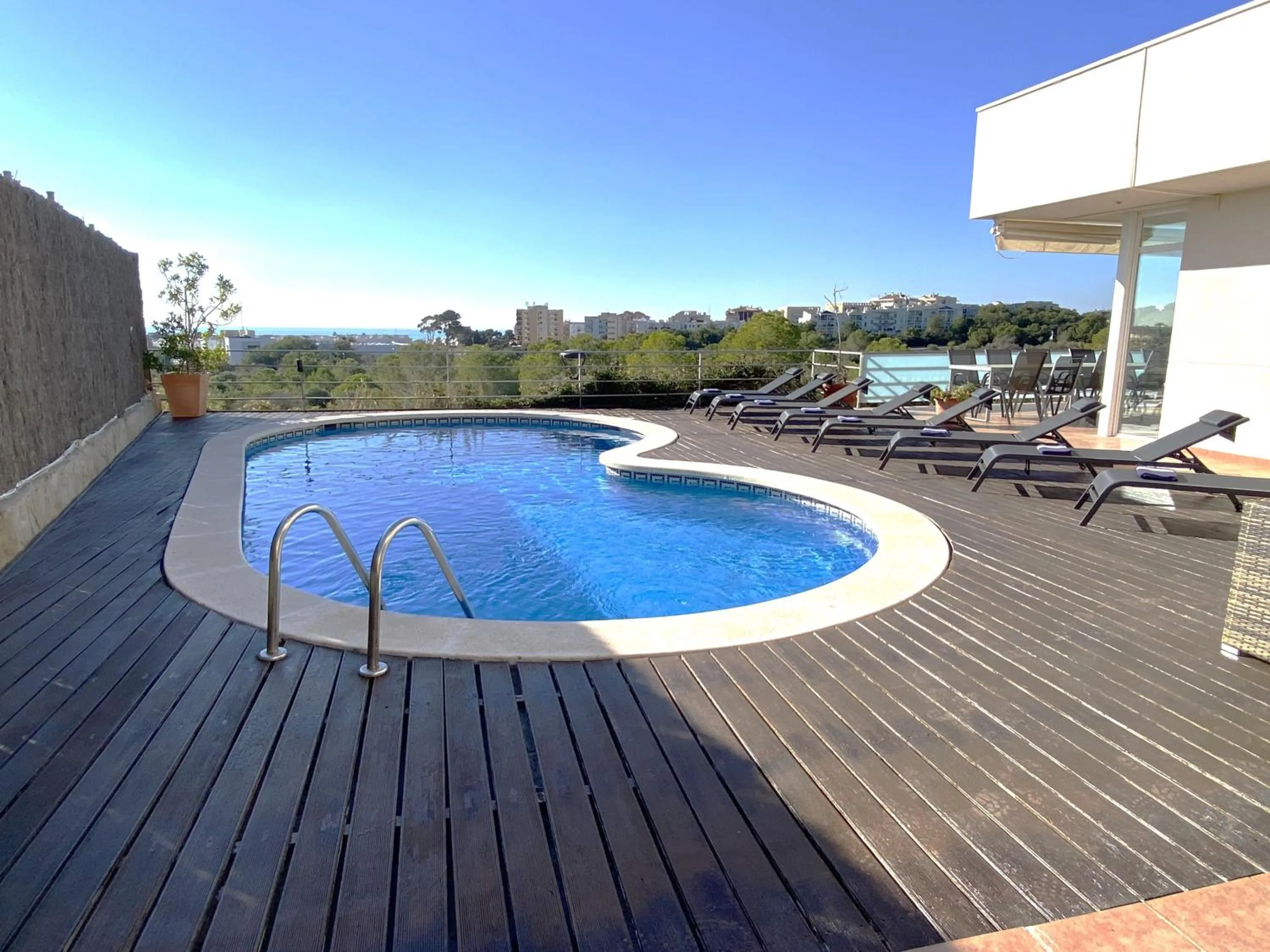 Villa Med A 2 kilometros andando de la playa, del puerto de Aguadoç y a 4 del centro de Sitges Muy Soleada todo el dia Capacidad superior a 16 personas NO REQUIERE COCHE