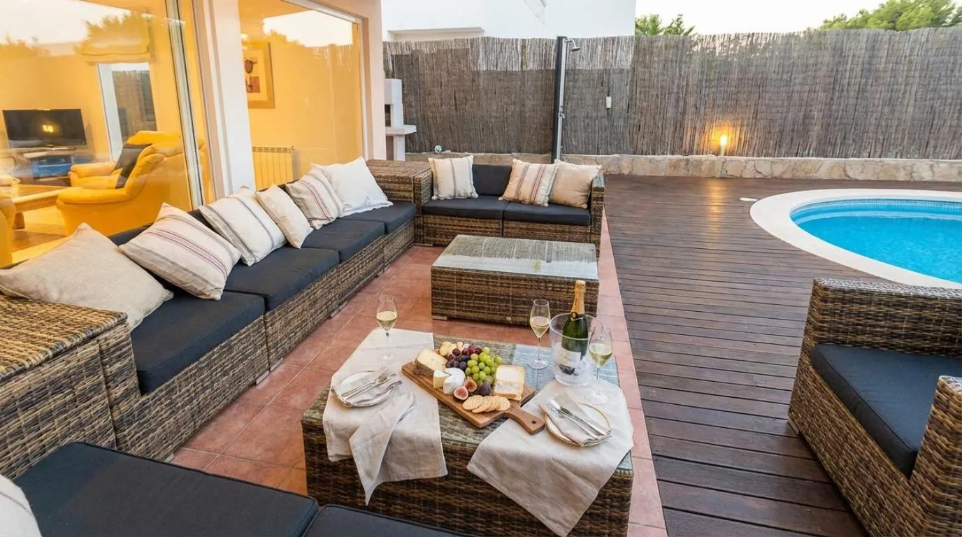 Villa Med A 2 kilometros andando de la playa, del puerto de Aguadoç y a 4 del centro de Sitges Muy Soleada todo el dia Capacidad superior a 16 personas NO REQUIERE COCHE