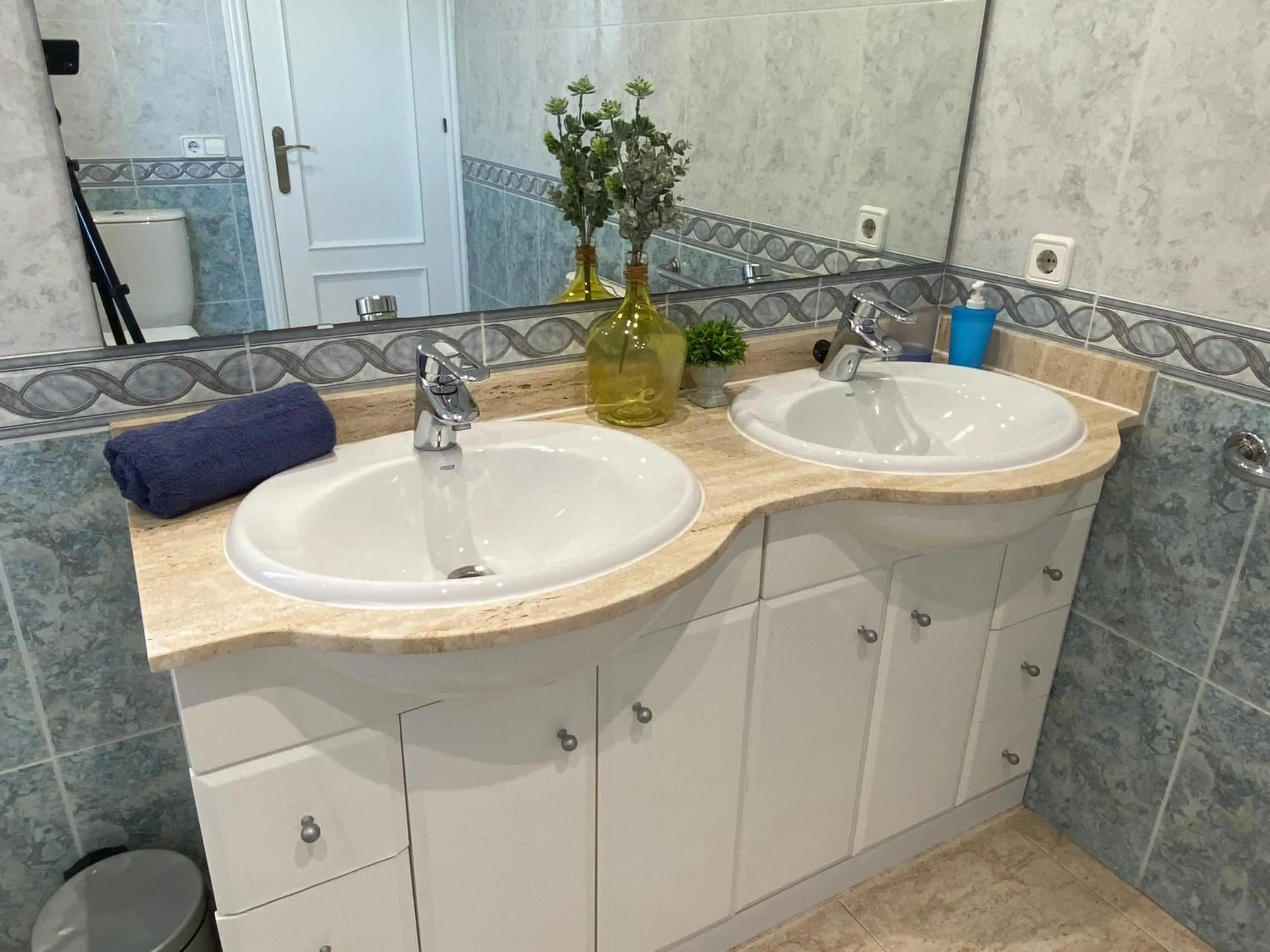 Villa Med A 2 kilometros andando de la playa, del puerto de Aguadoç y a 4 del centro de Sitges Muy Soleada todo el dia Capacidad superior a 16 personas NO REQUIERE COCHE