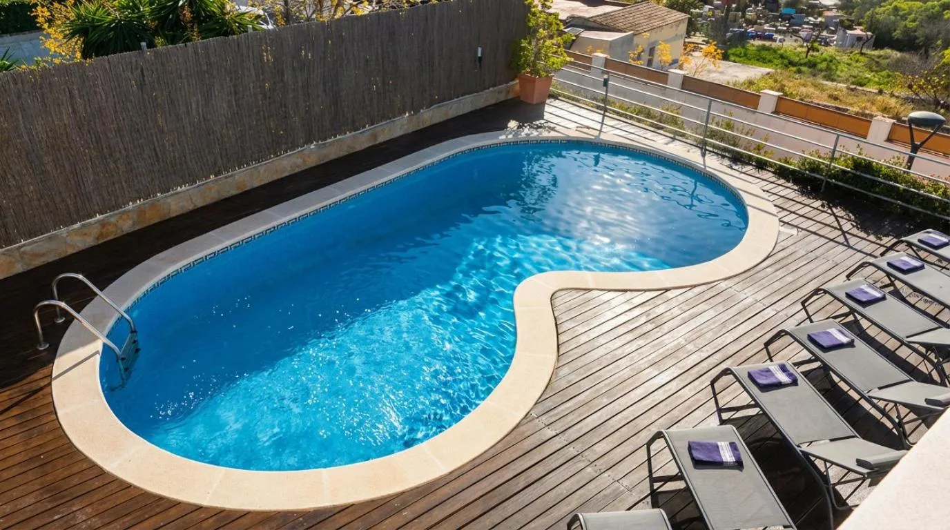 Villa Med A 2 kilometros andando de la playa, del puerto de Aguadoç y a 4 del centro de Sitges Muy Soleada todo el dia Capacidad superior a 16 personas NO REQUIERE COCHE