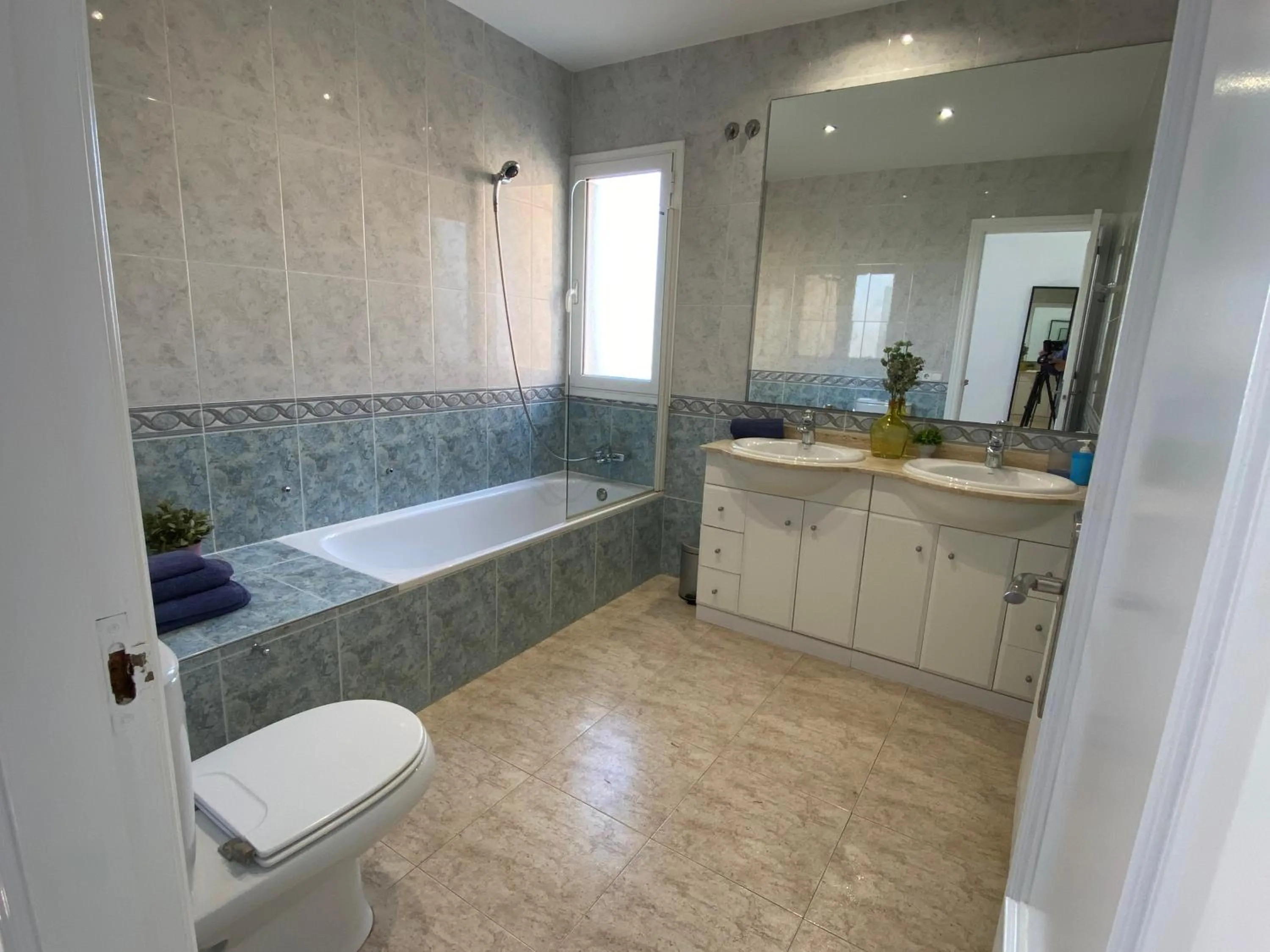 Villa Med A 2 kilometros andando de la playa, del puerto de Aguadoç y a 4 del centro de Sitges Muy Soleada todo el dia Capacidad superior a 16 personas NO REQUIERE COCHE