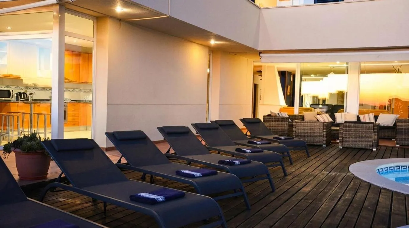 Villa Med A 2 kilometros andando de la playa, del puerto de Aguadoç y a 4 del centro de Sitges Muy Soleada todo el dia Capacidad superior a 16 personas NO REQUIERE COCHE