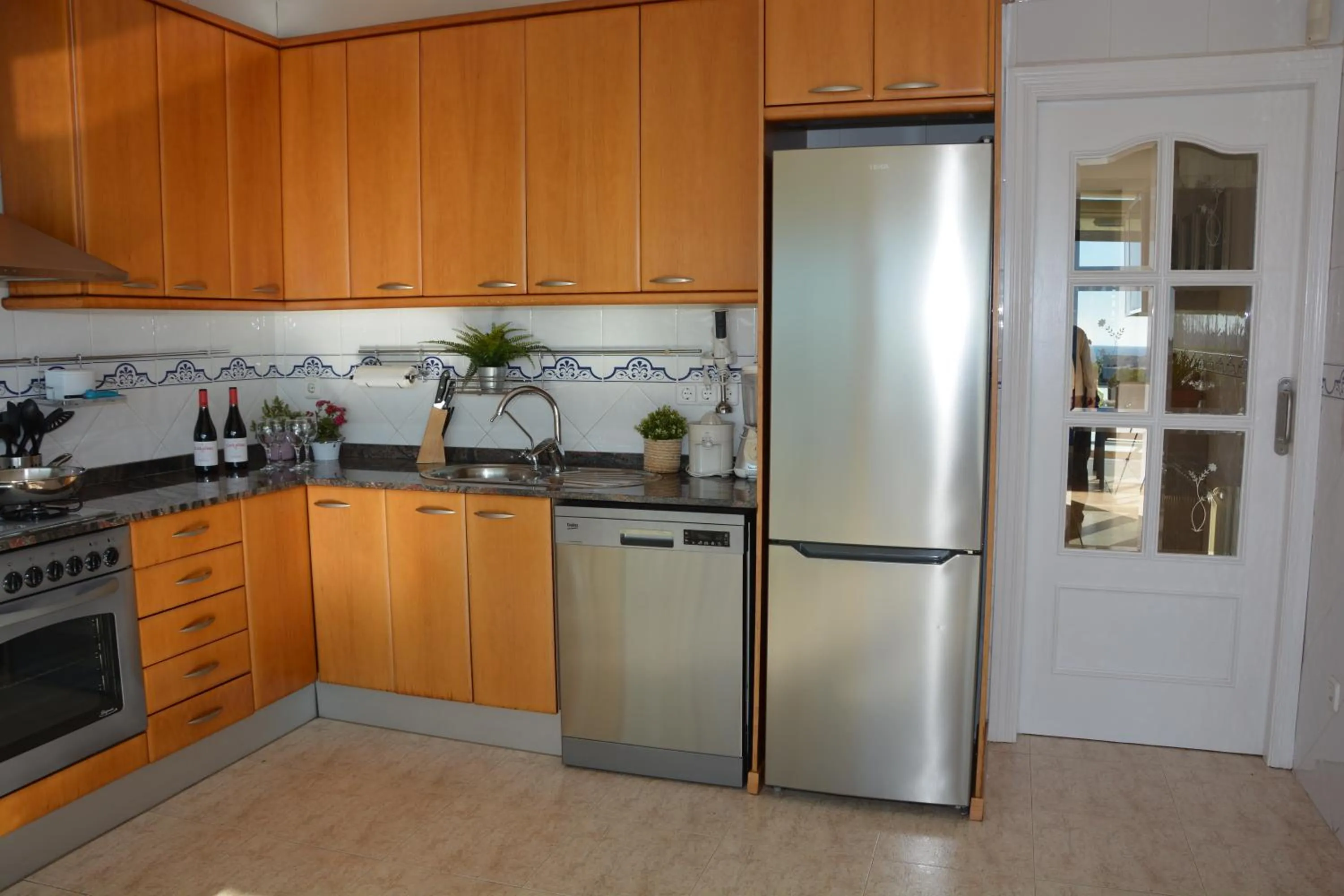 Villa Med A 2 kilometros andando de la playa, del puerto de Aguadoç y a 4 del centro de Sitges Muy Soleada todo el dia Capacidad superior a 16 personas NO REQUIERE COCHE