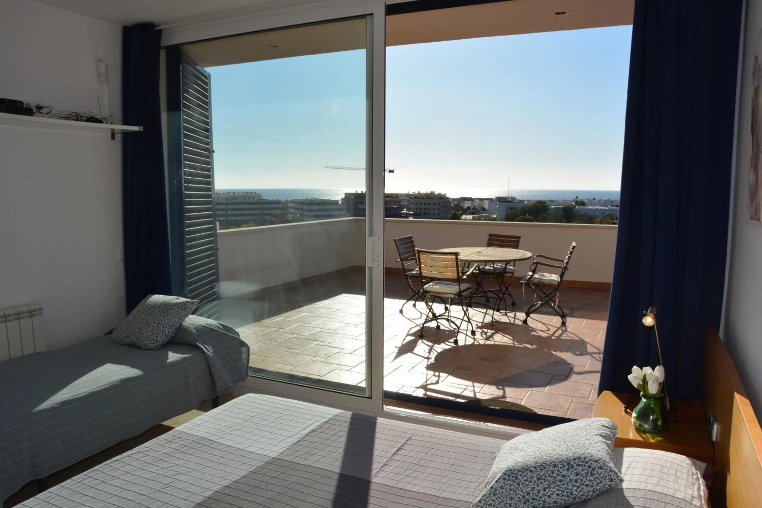 Villa Med A 2 kilometros andando de la playa, del puerto de Aguadoç y a 4 del centro de Sitges Muy Soleada todo el dia Capacidad superior a 16 personas NO REQUIERE COCHE