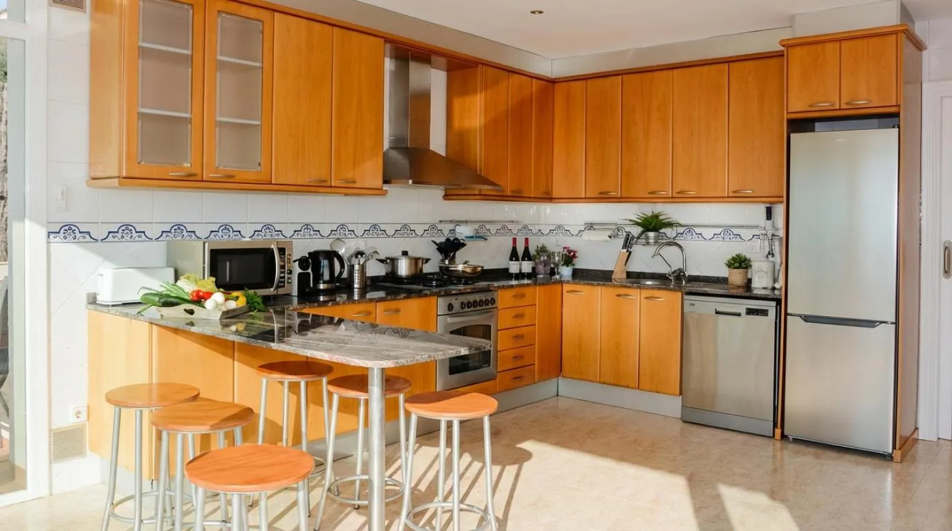 Villa Med A 2 kilometros andando de la playa, del puerto de Aguadoç y a 4 del centro de Sitges Muy Soleada todo el dia Capacidad superior a 16 personas NO REQUIERE COCHE