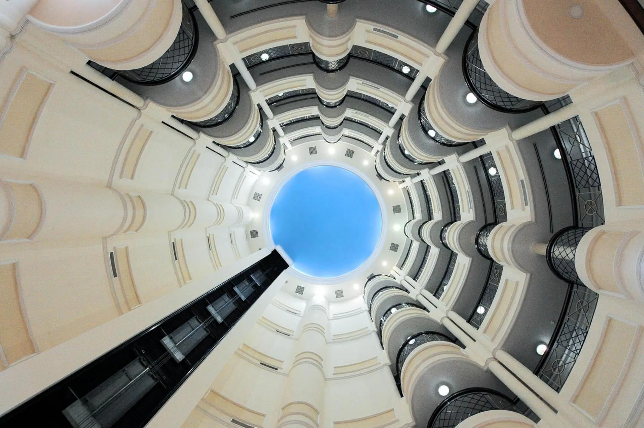 Inner courtyard view in Ramee California Hotel