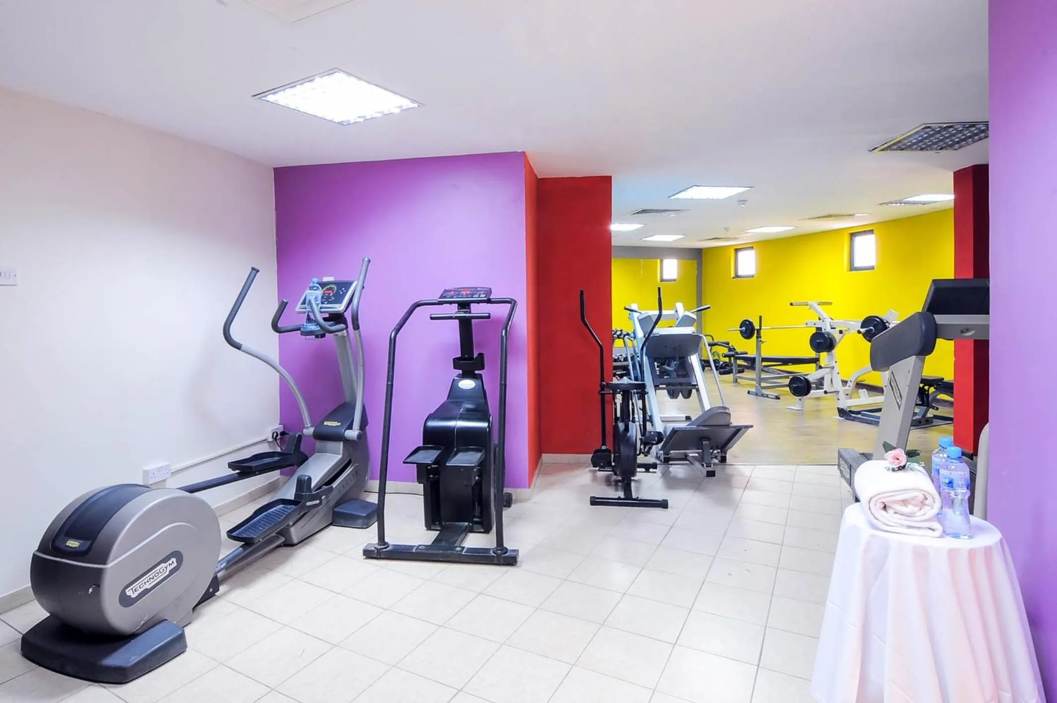 Fitness centre/facilities in Ramee California Hotel
