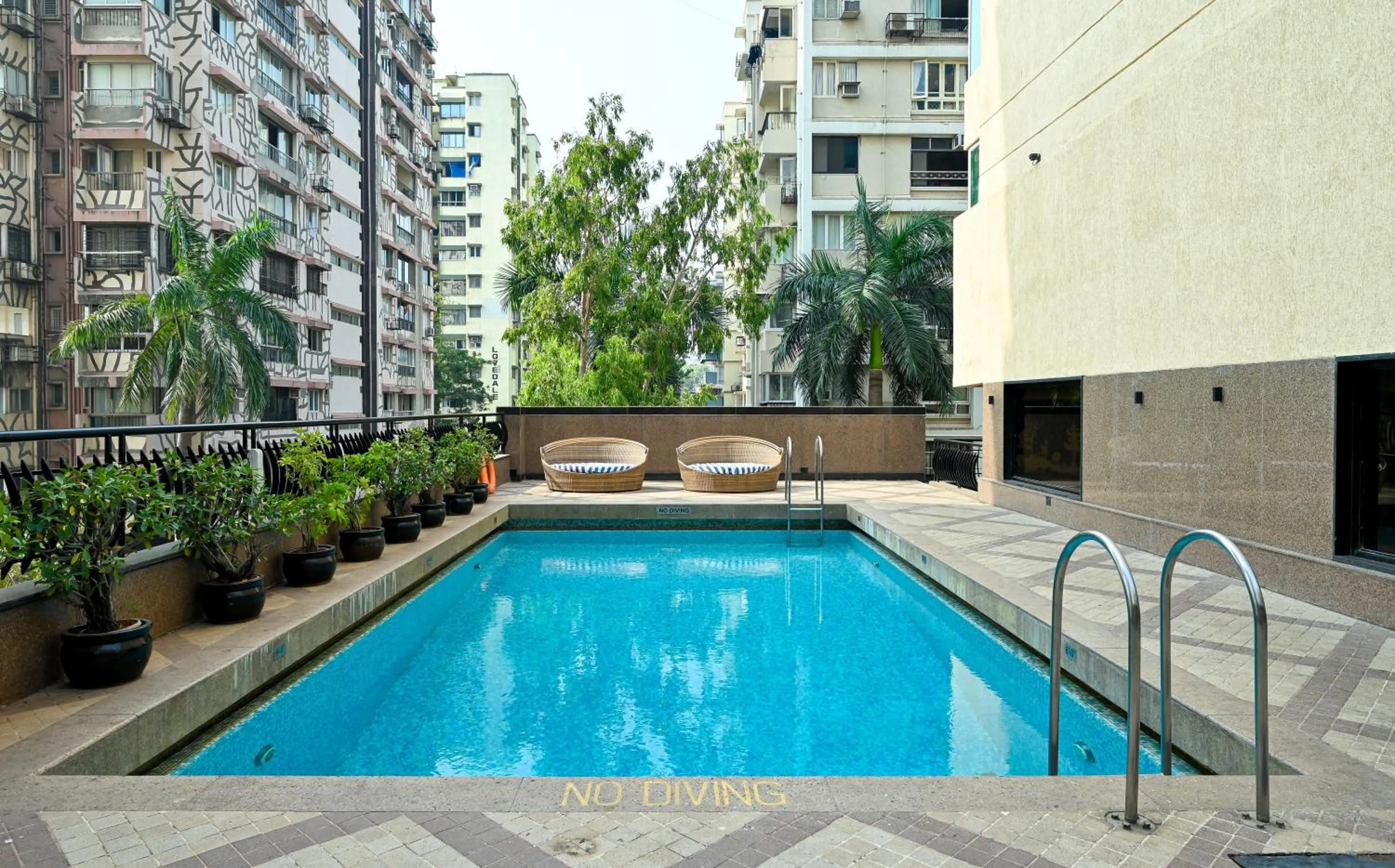 Swimming pool in Fariyas Hotel Mumbai , Colaba