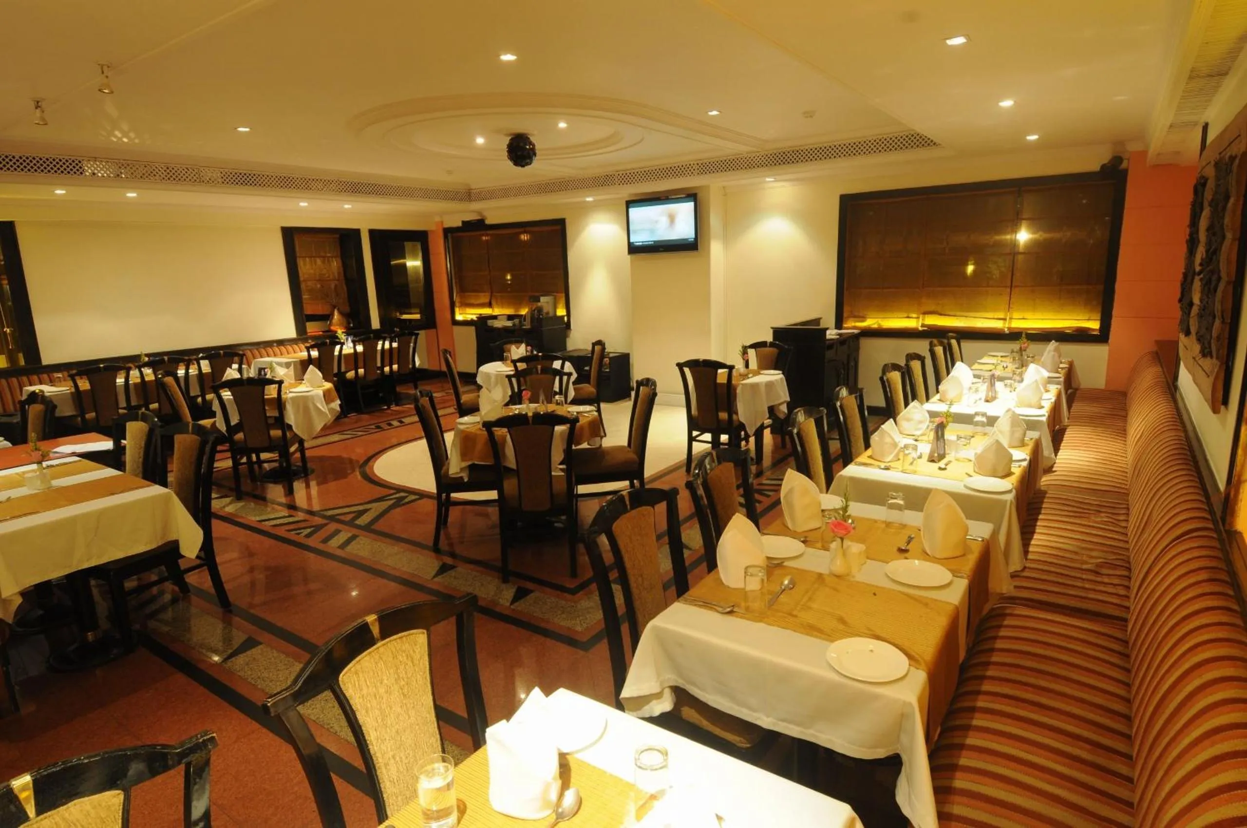 Restaurant/places to eat in Fariyas Hotel Mumbai , Colaba