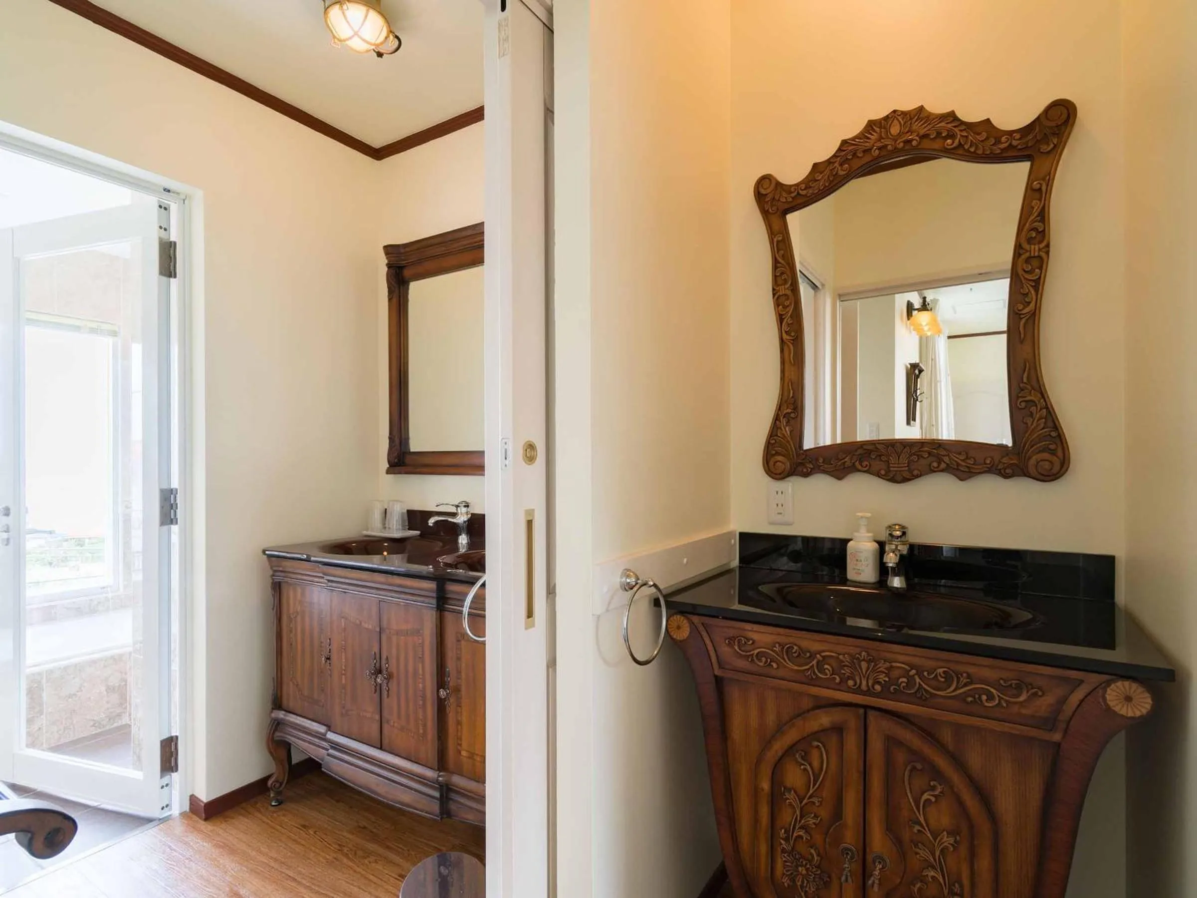 Decorative detail in Auberge Bonne Chere Raout