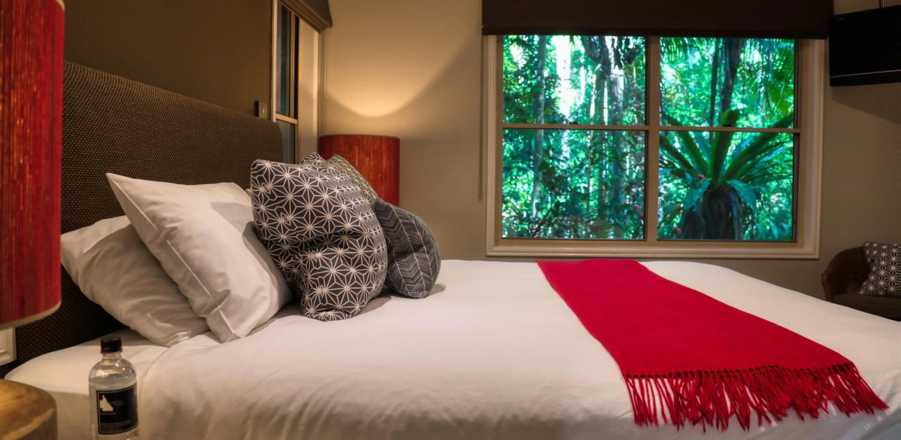 Bed in Narrows Escape Rainforest Retreat