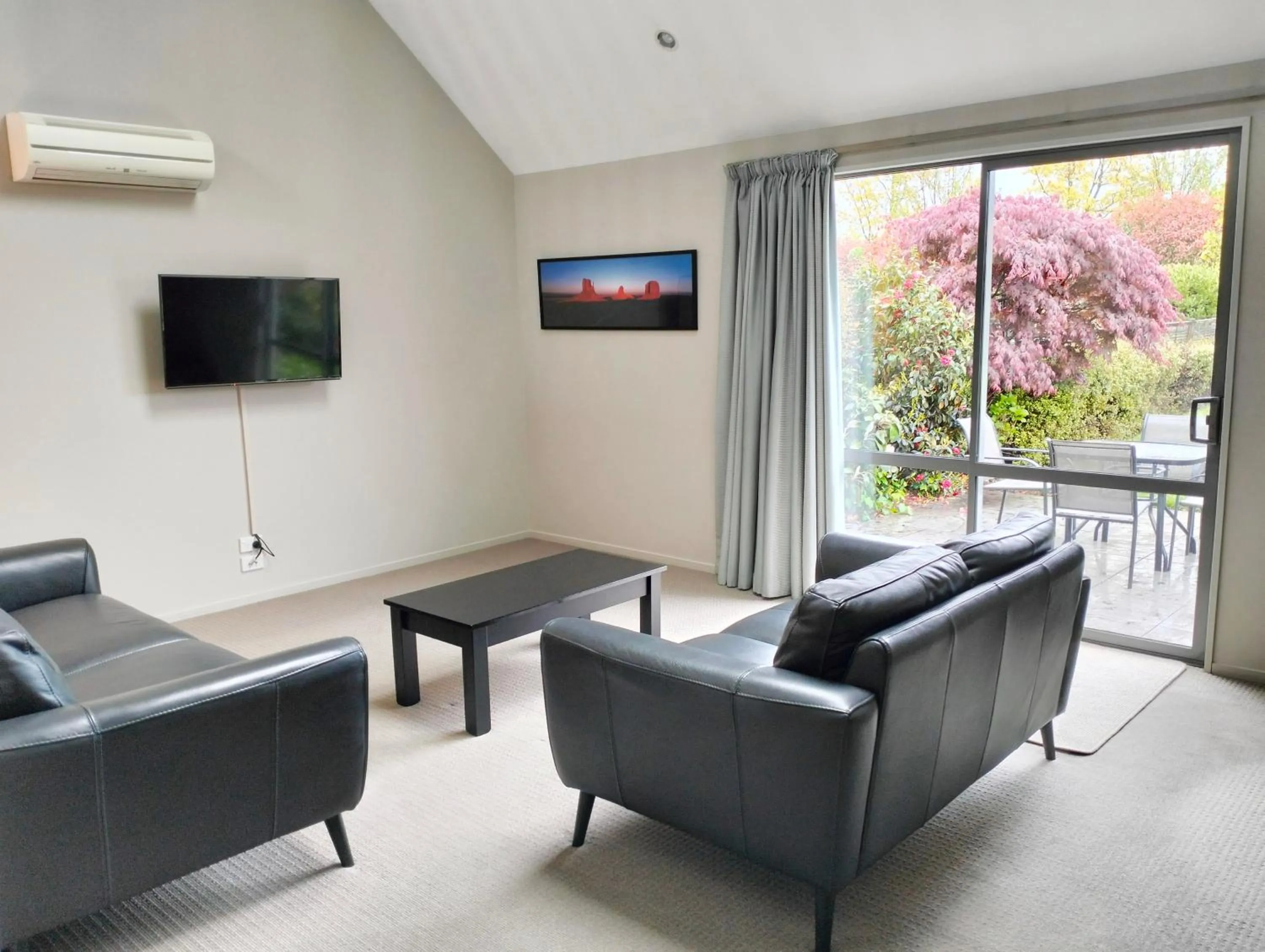 Living room in Hanmer Apartments