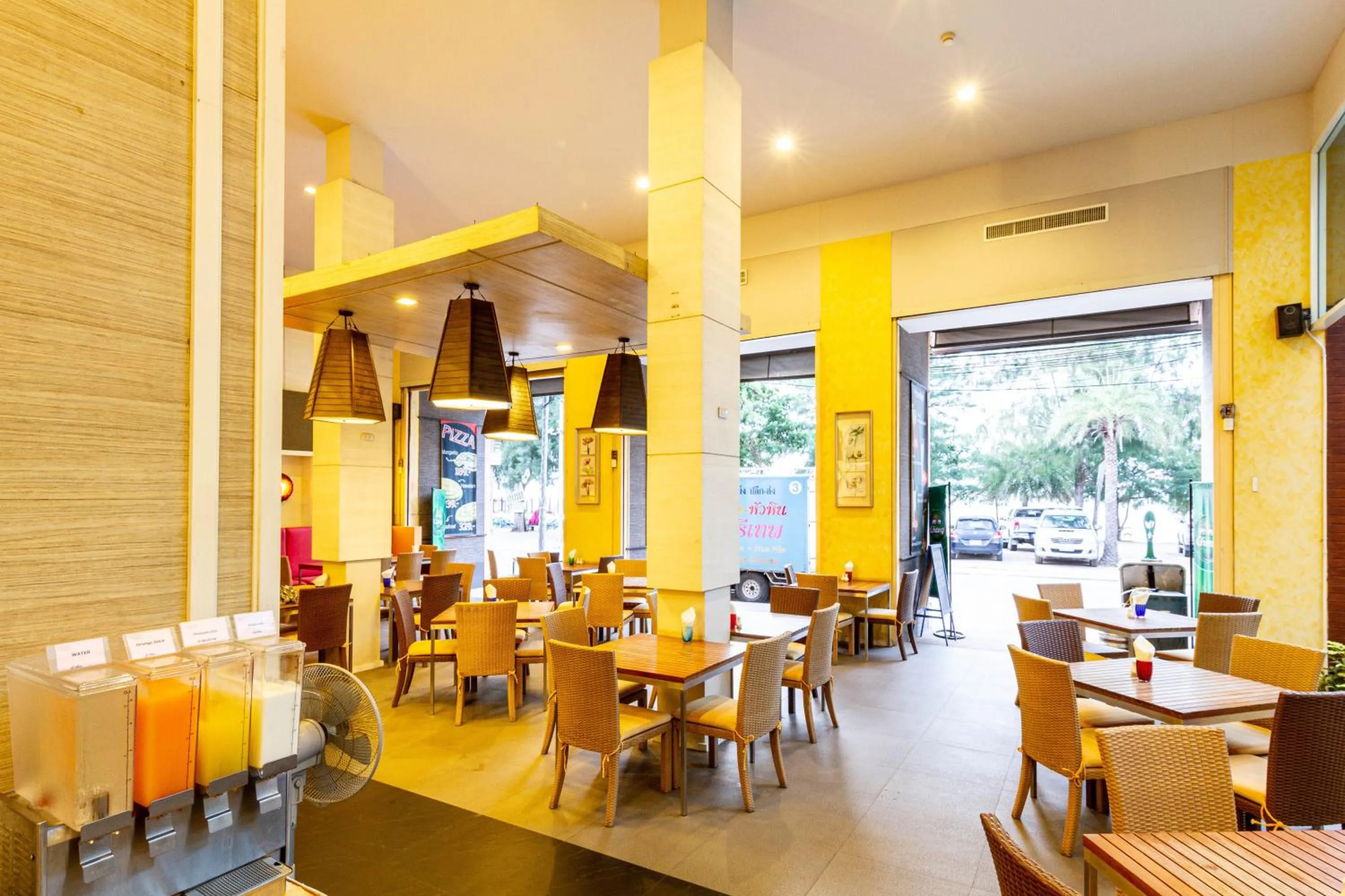 Restaurant/places to eat in FuramaXclusive Sandara Hua Hin at Cha-am Beach