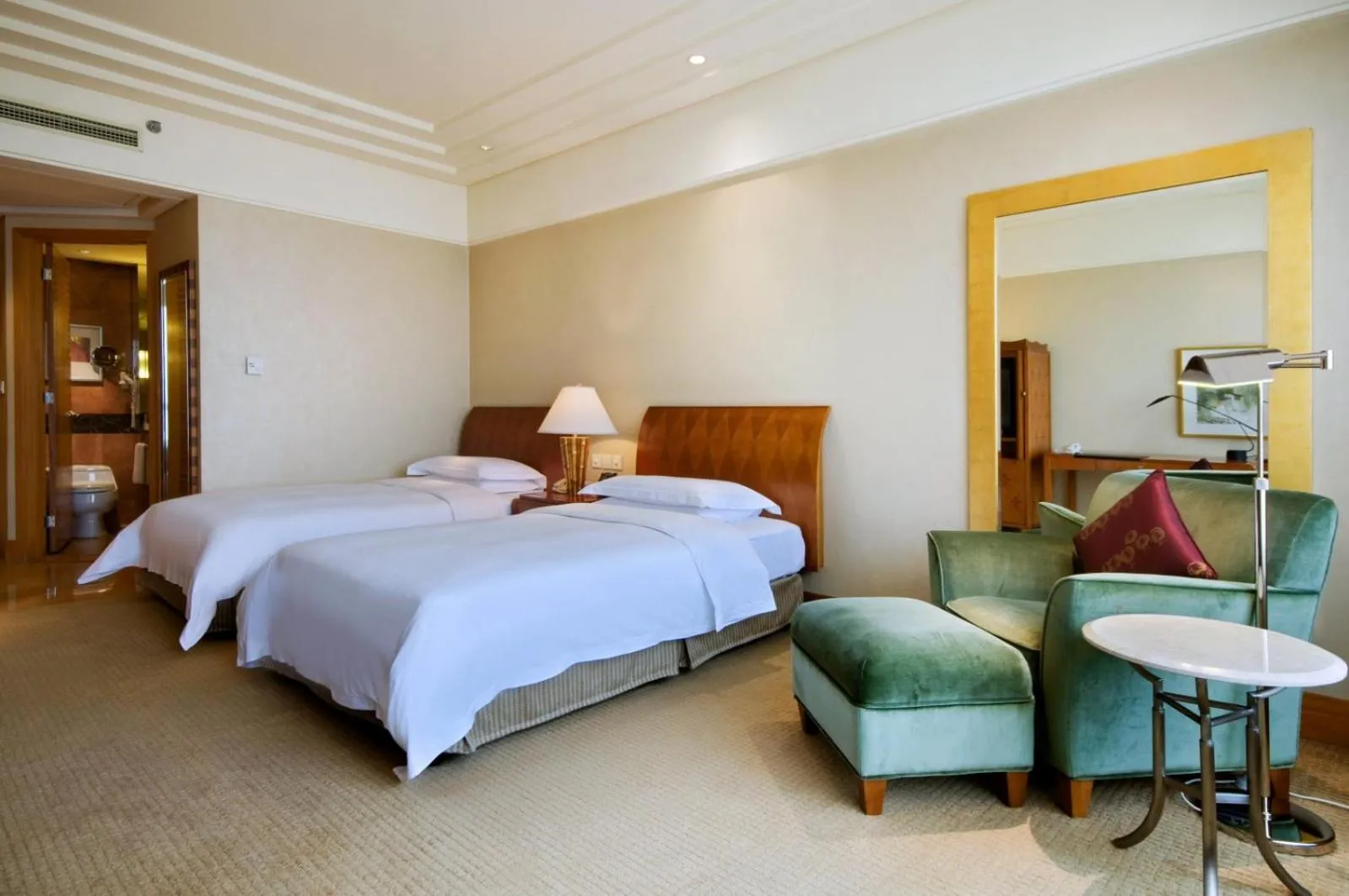 room service, Bed in Hilton Chongqing