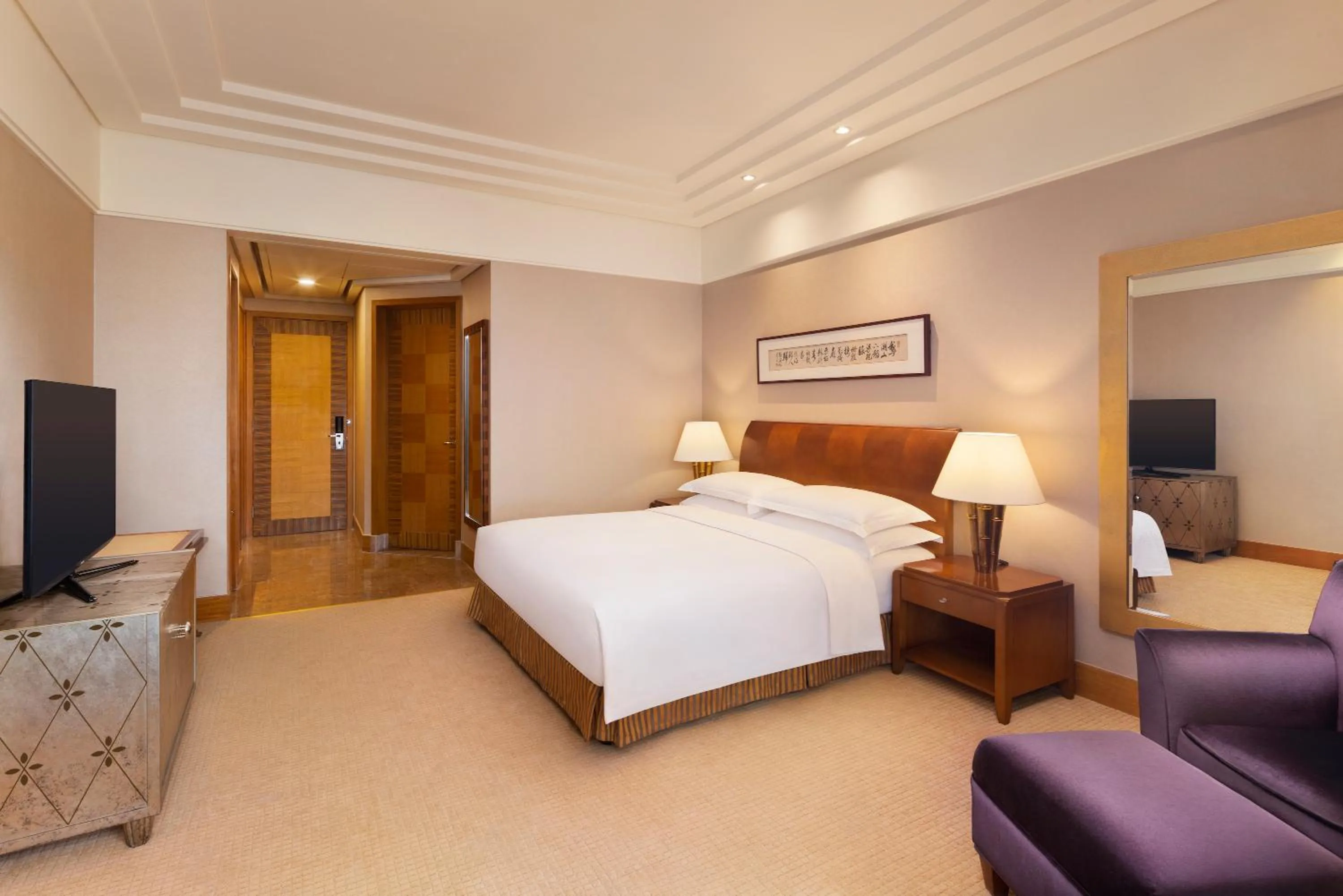 Photo of the whole room, Bed in Hilton Chongqing