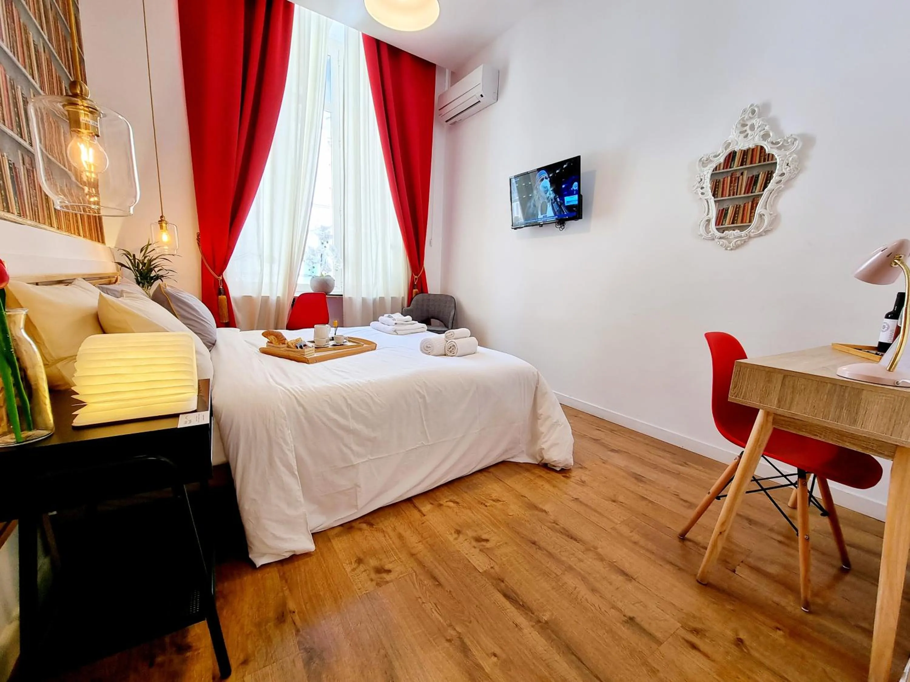 Photo of the whole room, Bed in Daily Napoli - Lungomare
