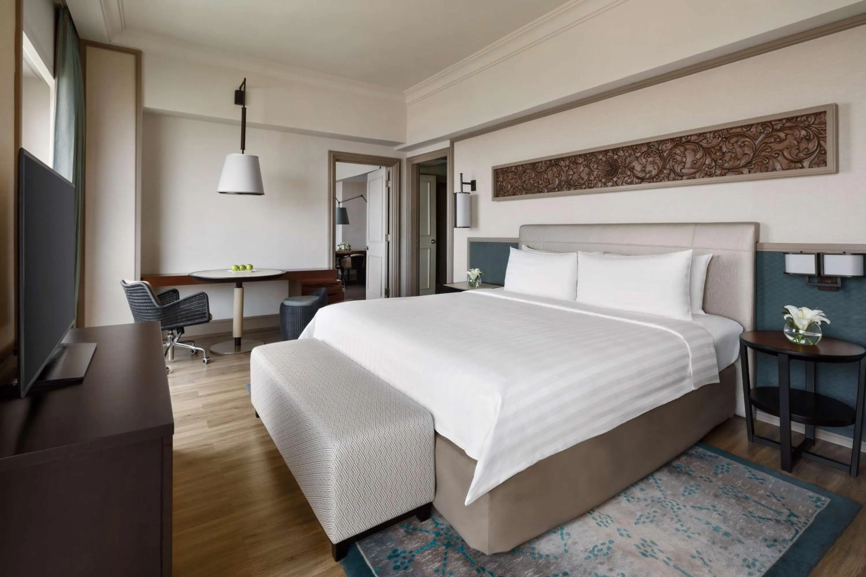 Photo of the whole room, Bed in Shangri-la Surabaya