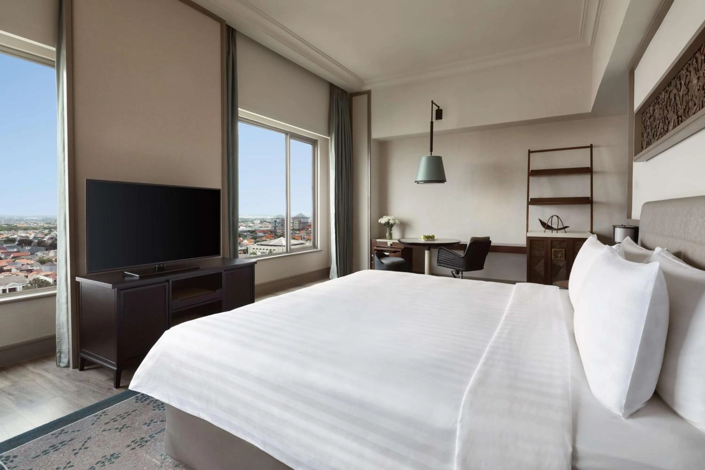 Photo of the whole room, Bed in Shangri-la Surabaya