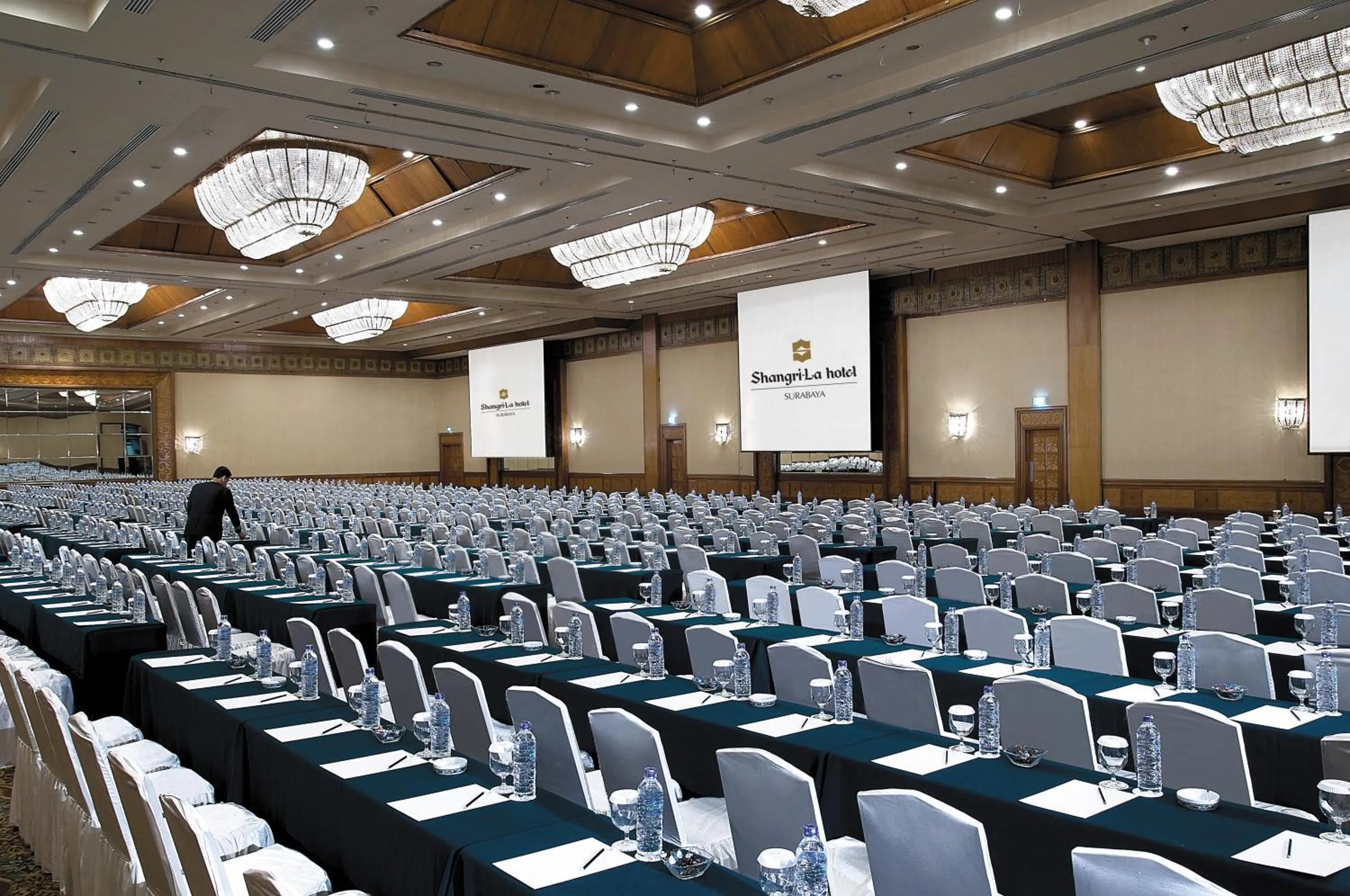 Business facilities in Shangri-la Surabaya