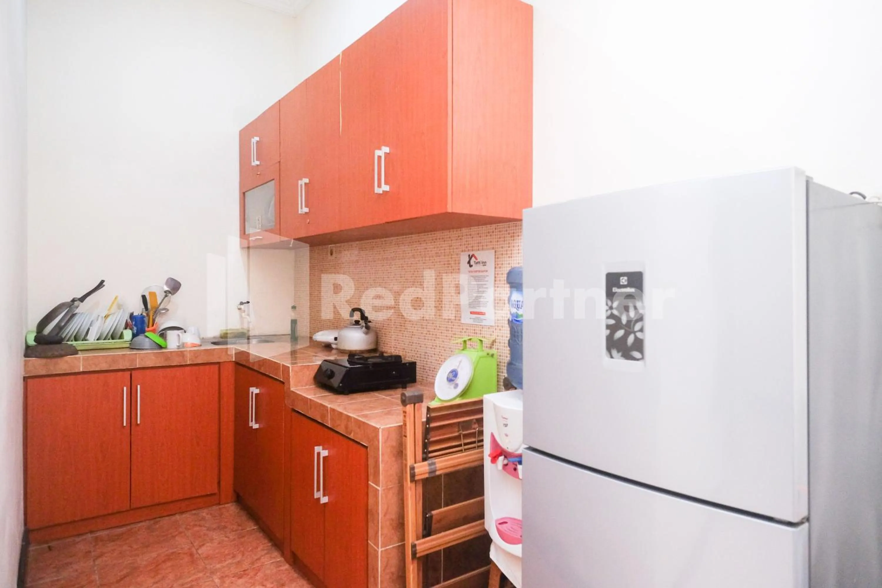 Kitchen or kitchenette in Tatti Inn Syariah Seturan RedPartner