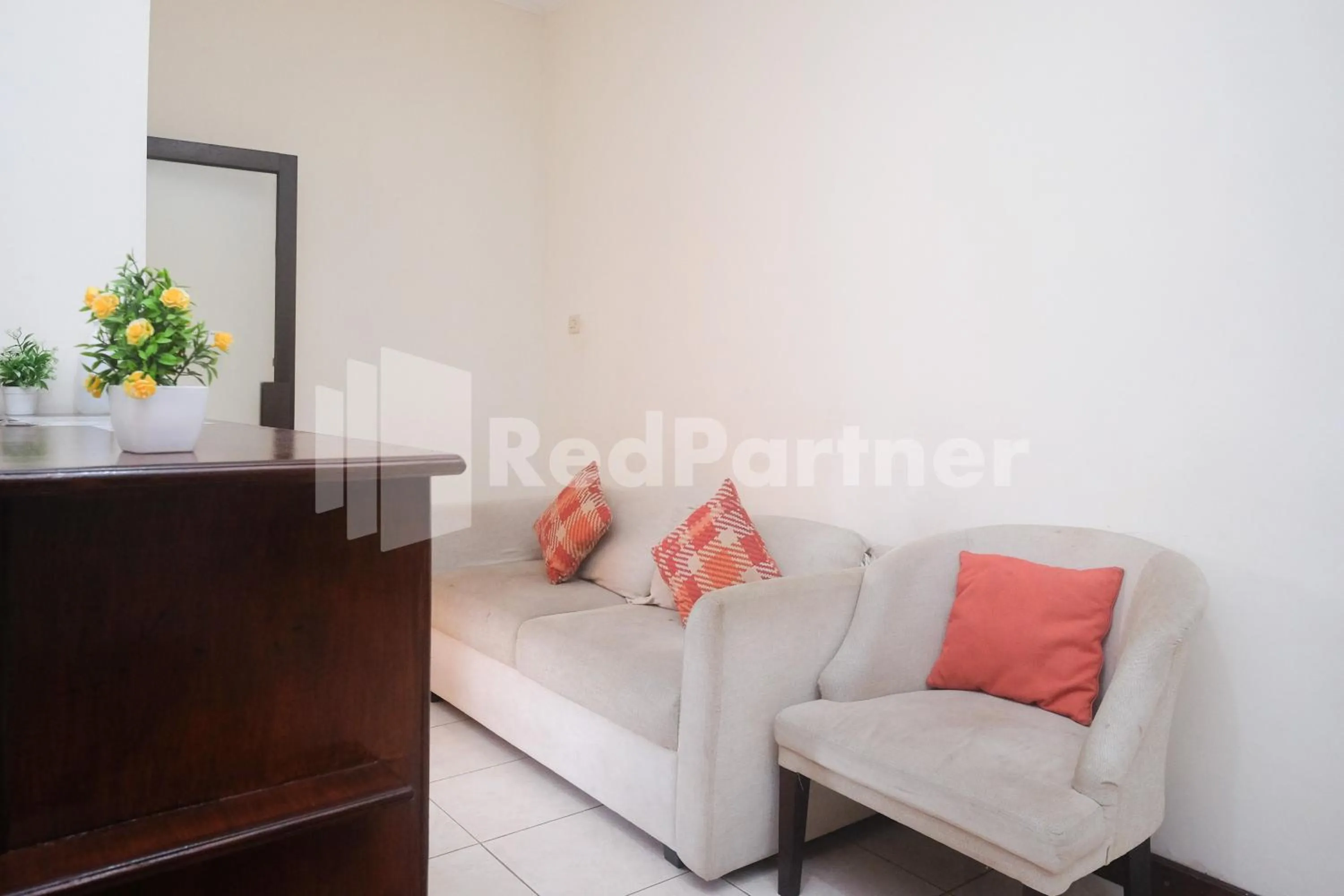 Seating area in Tatti Inn Syariah Seturan RedPartner