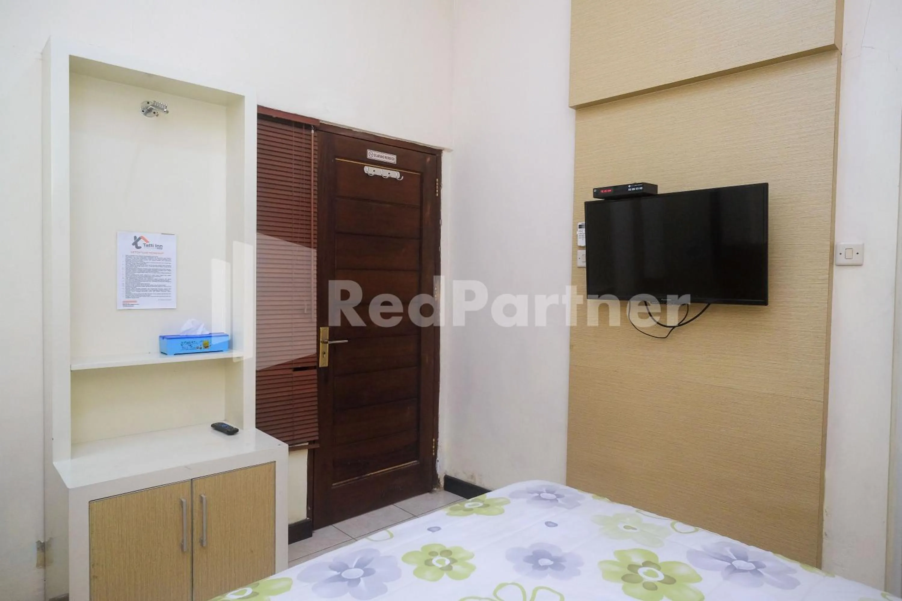 Bedroom, Bed in Tatti Inn Syariah Seturan RedPartner