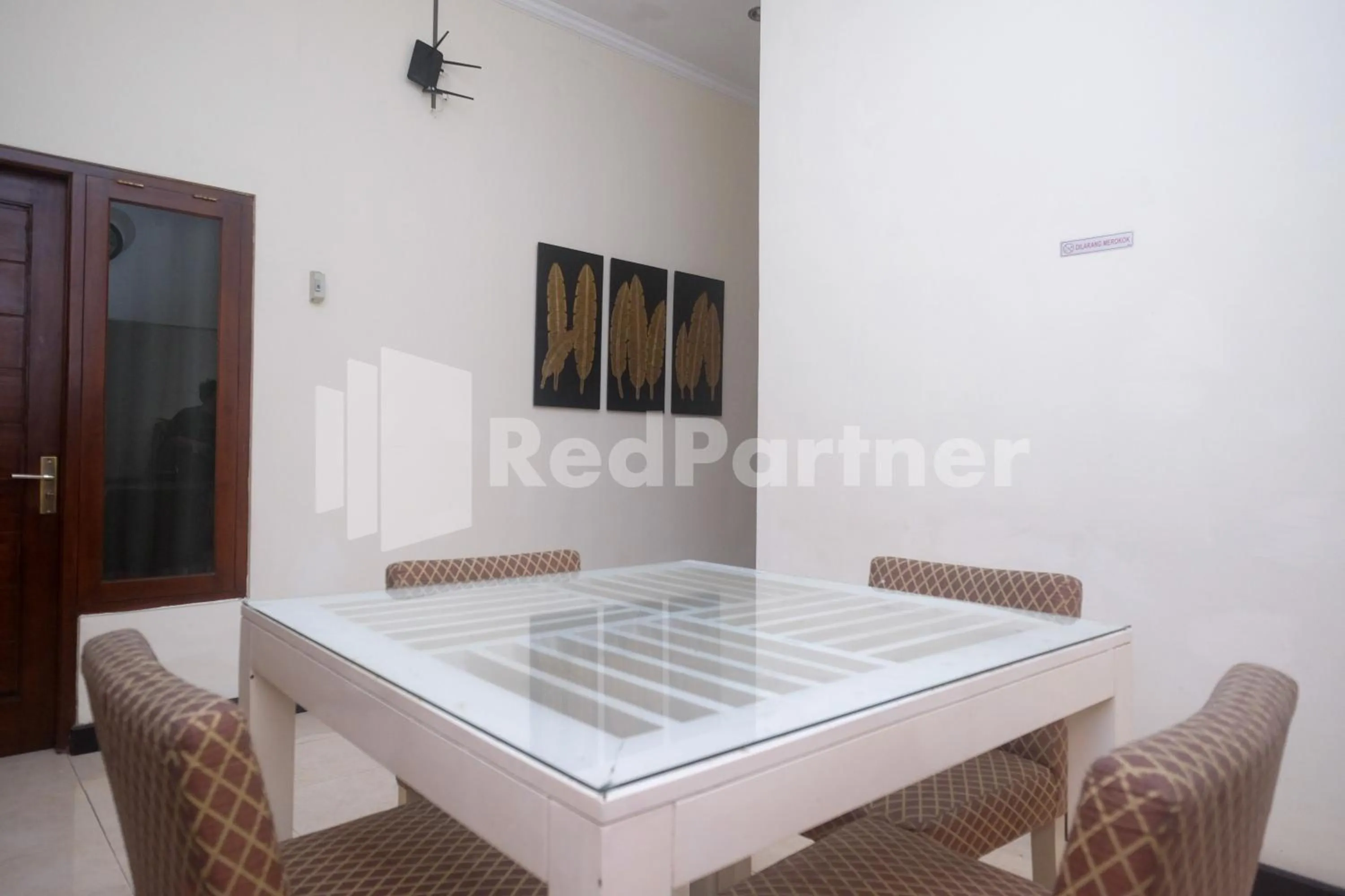 Dining area in Tatti Inn Syariah Seturan RedPartner