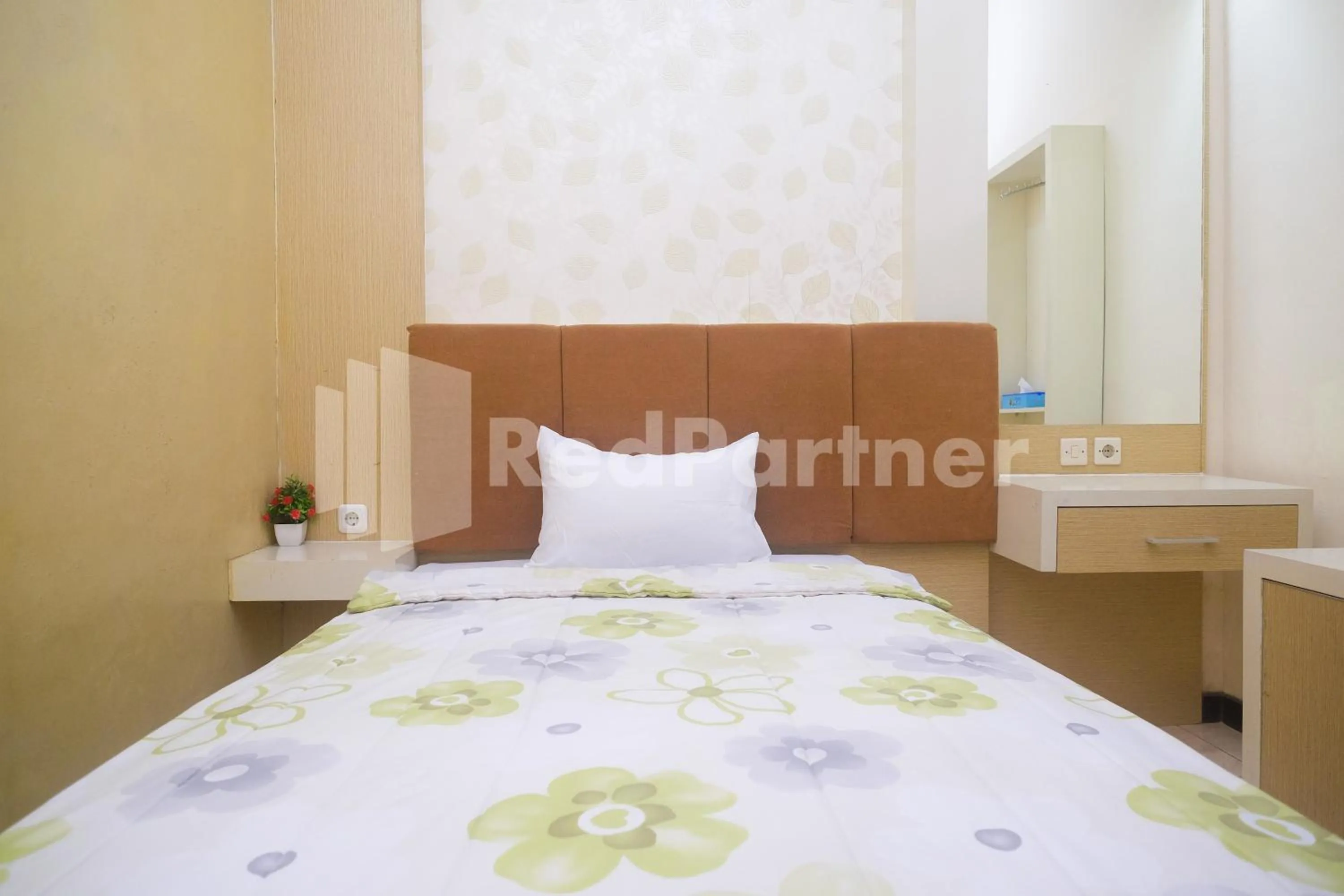 Bedroom, Bed in Tatti Inn Syariah Seturan RedPartner