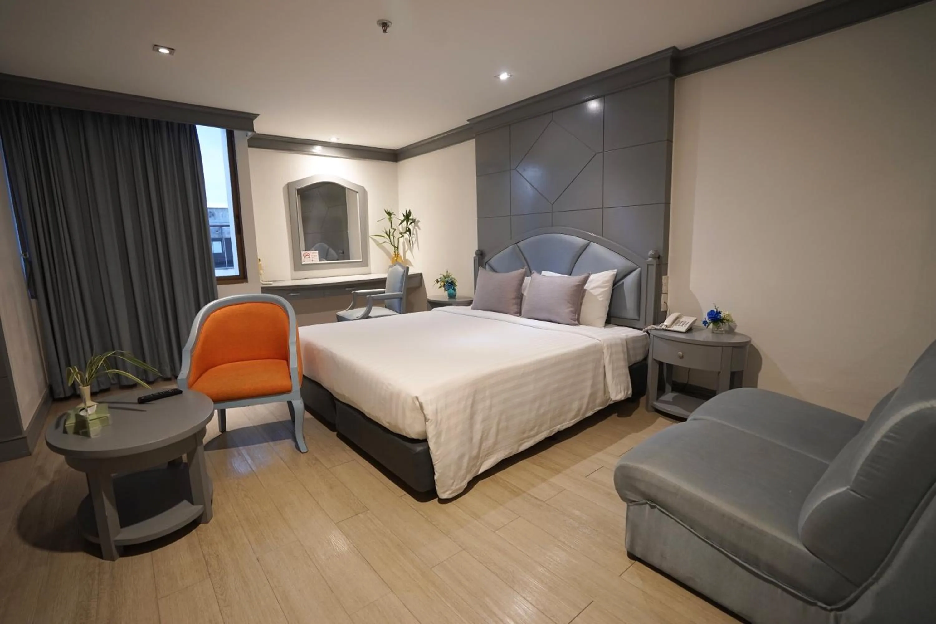 Photo of the whole room, Bed in King Park Avenue Hotel Bangkok