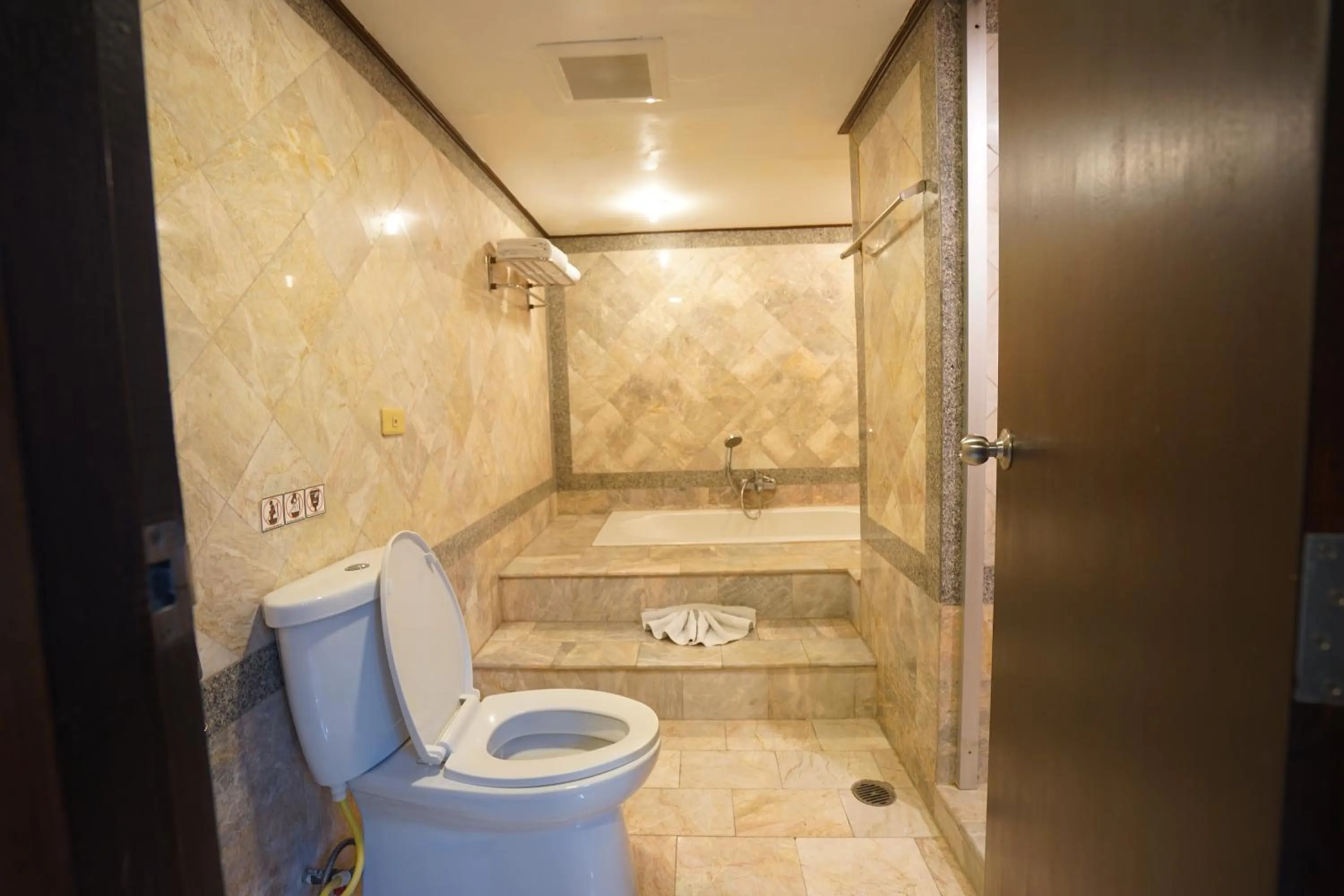 Toilet in King Park Avenue Hotel Bangkok