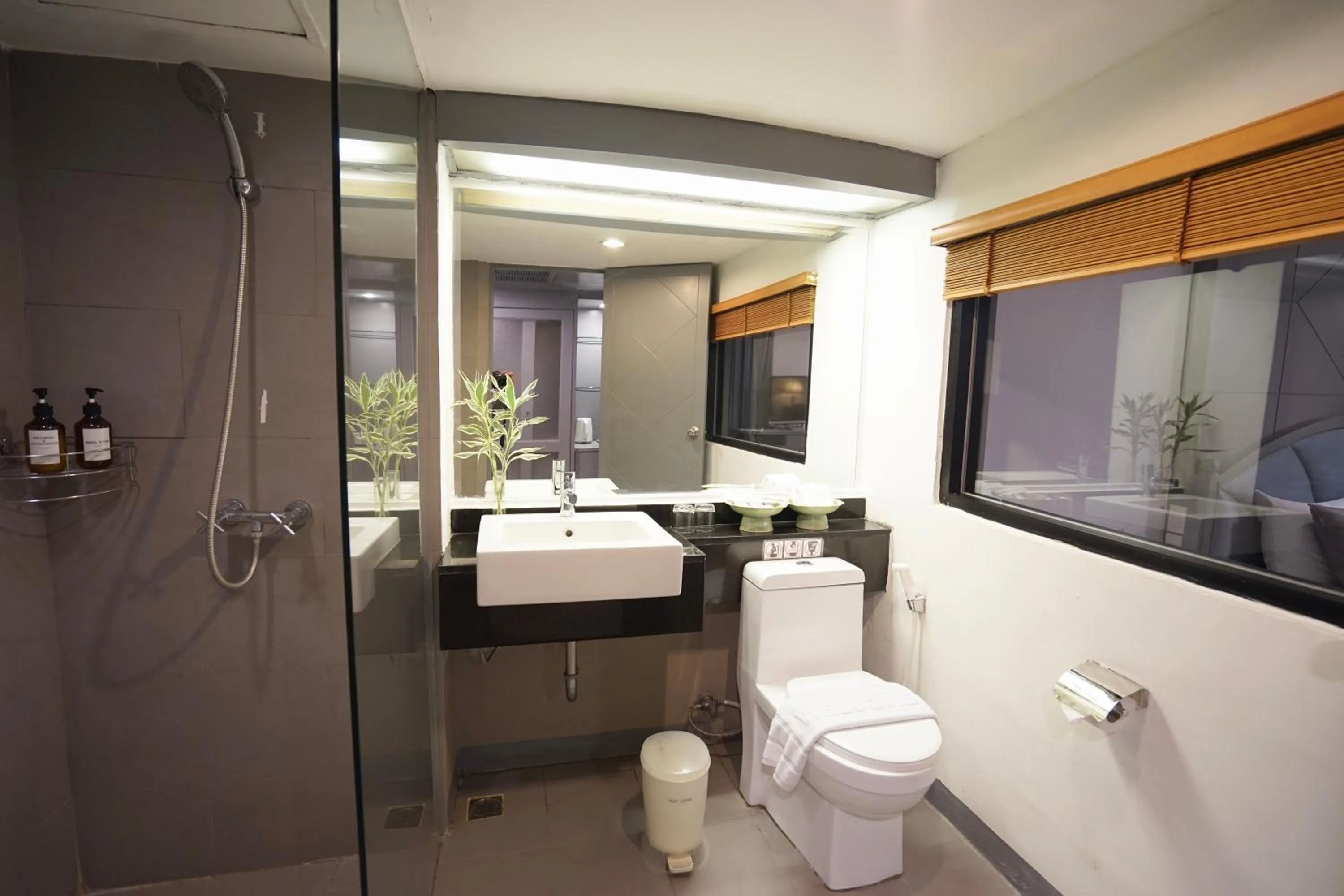 Toilet in King Park Avenue Hotel Bangkok