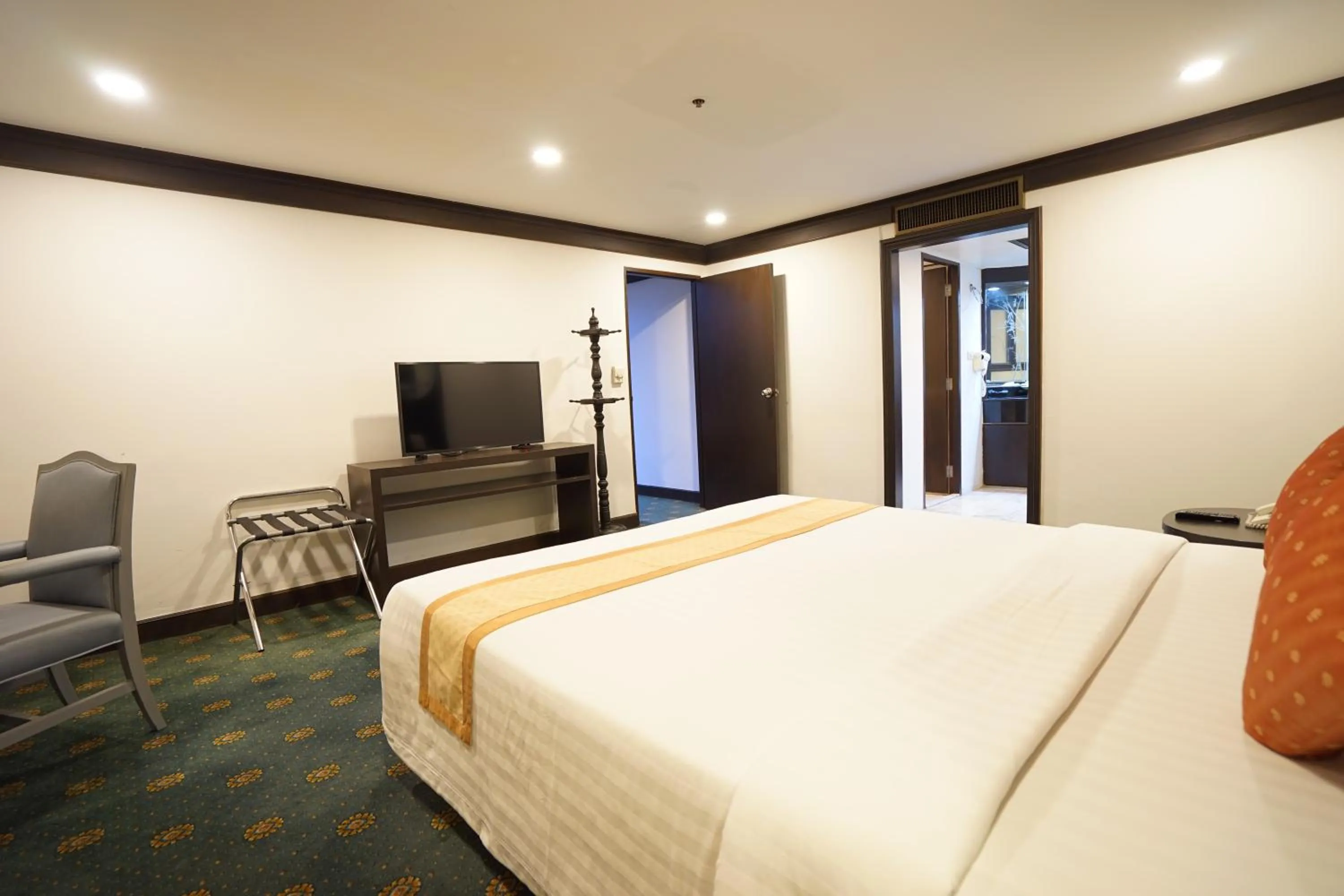 Photo of the whole room, Bed in King Park Avenue Hotel Bangkok